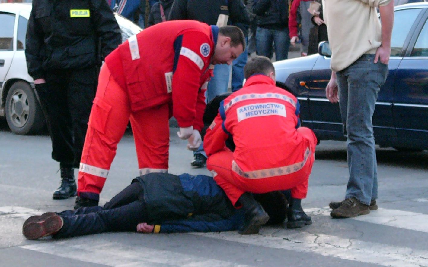 08.01.2007  CZESTOCHOWA ULICA PILSUDSKIEGO WYPADEK PRZEJSCIE DLA PIESZYCH PASY PIESZY PIESI POGOTOWIE POLICJA  FOT GRZEGORZ SKOWRONEK / AGENCJA GAZETA
PLYTA CZESTOCHOWA NR 138