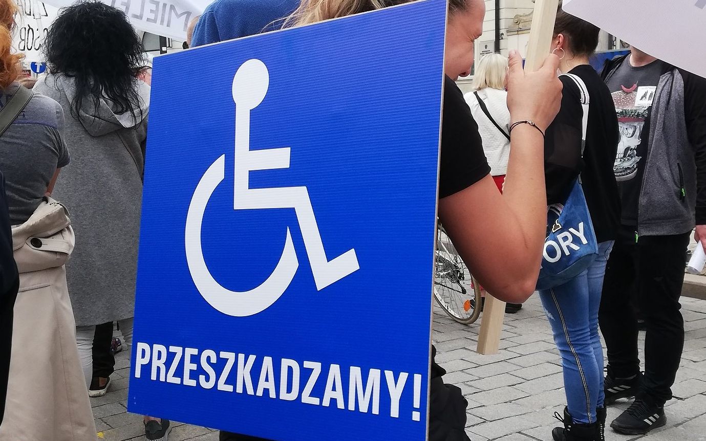 Grafika do artykułu „Wasz czas się skończył”. Osoby z niepełnosprawnościami rozliczają rząd z obojętności
