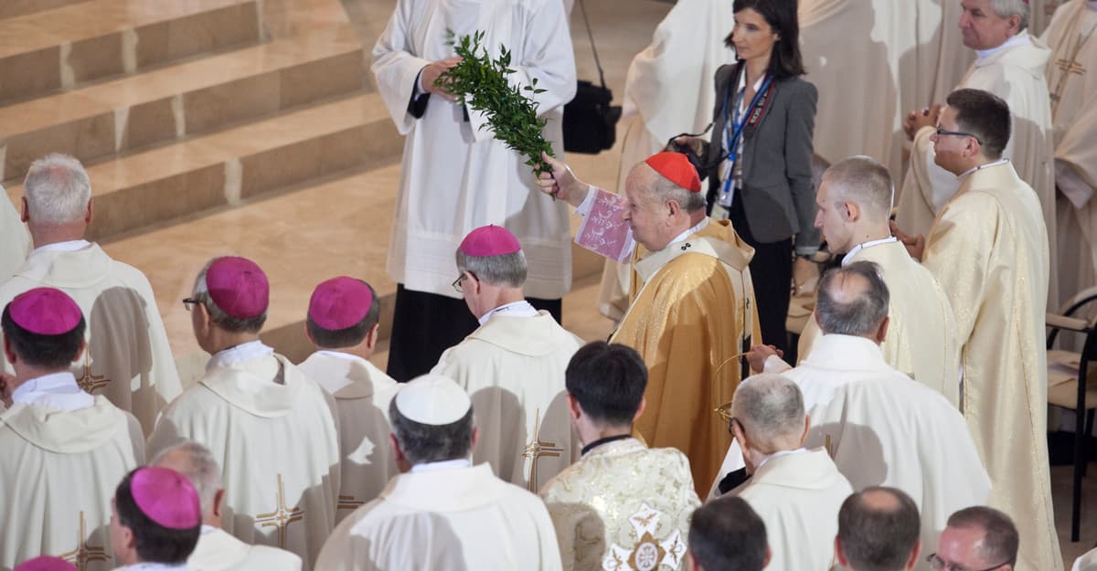 Obraz polskiego Kościoła: opustoszałe ławy i seminaria