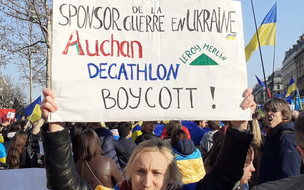 Grafika do artykułu Francuska ulica atakuje francuski biznes, który nie zamierza wycofać się z Rosji. Czy Macron poradzi?