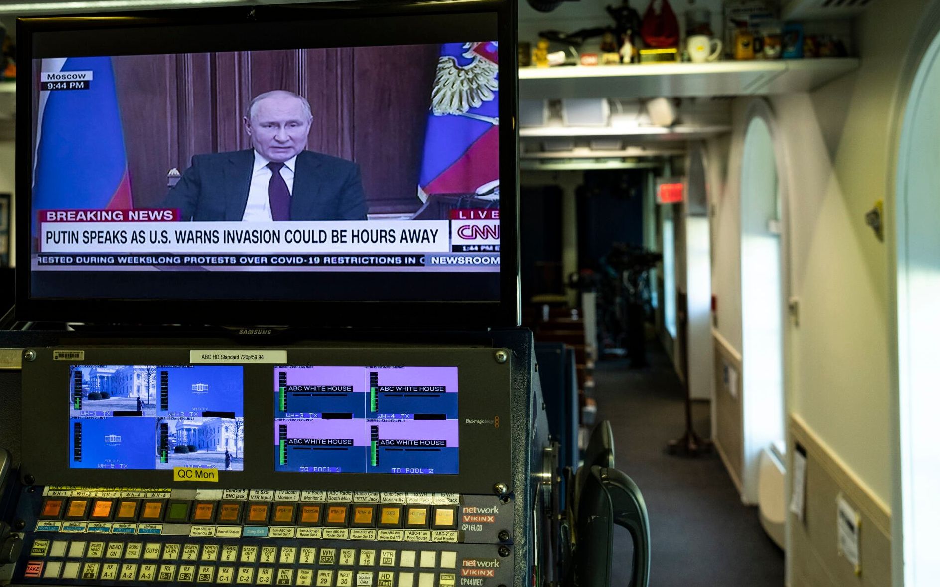 WASHINGTON, DC - FEBRUARY 21: A TV screen in the James S. Brady Press Briefing Room of the White House airs Russian President Vladimir Putin's live remarks from the Kremlin on February 21, 2022 in Washington, DC. U.S. President Joe Biden is spending the Presidents Day holiday meeting with his national security team to discuss the potential Russian invasion of Ukraine.   Anna Moneymaker/Getty Images/AFP (Photo by Anna Moneymaker / GETTY IMAGES NORTH AMERICA / Getty Images via AFP)