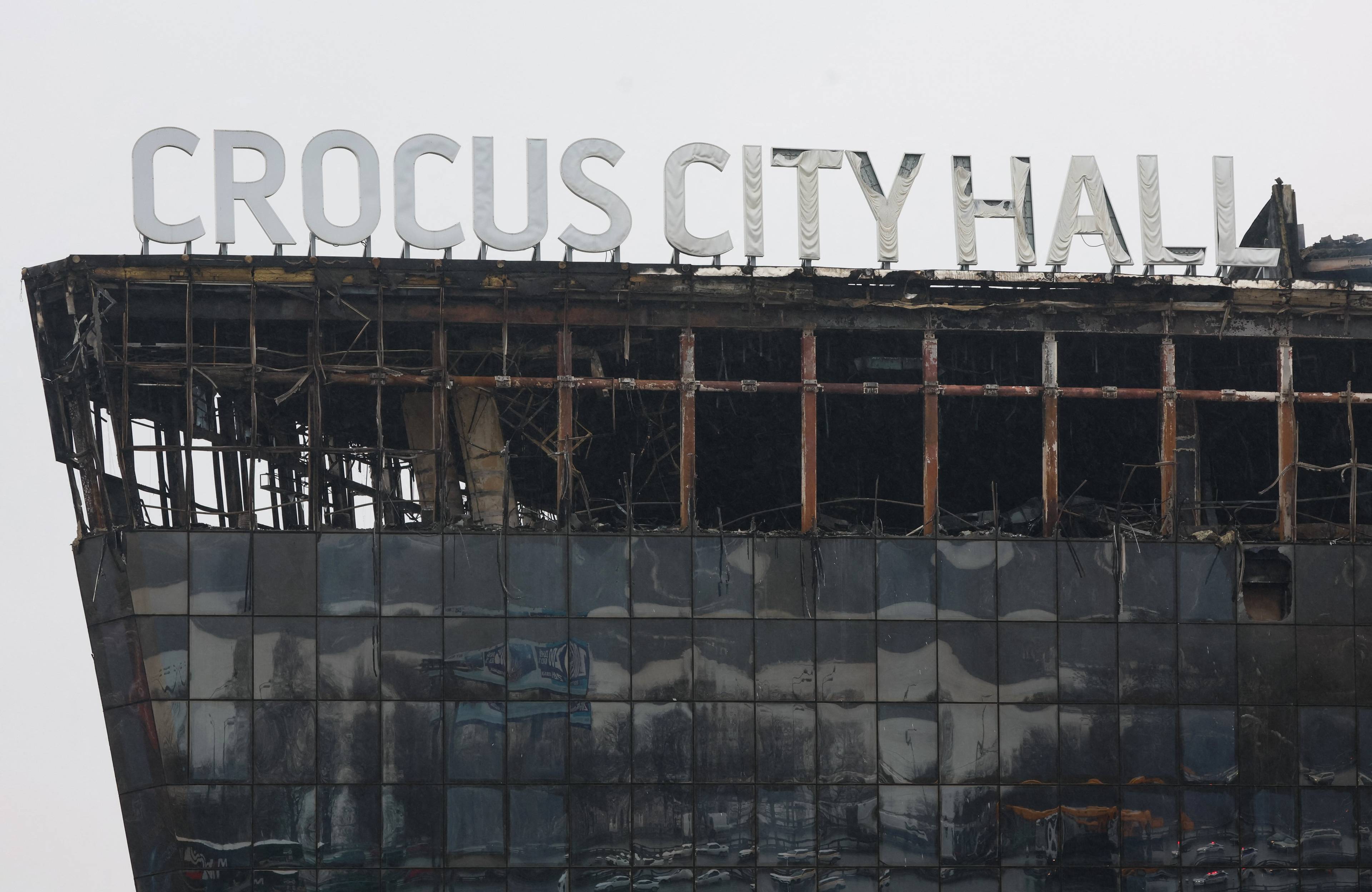 Wypalony budynek z napisem CROCUS City Hall