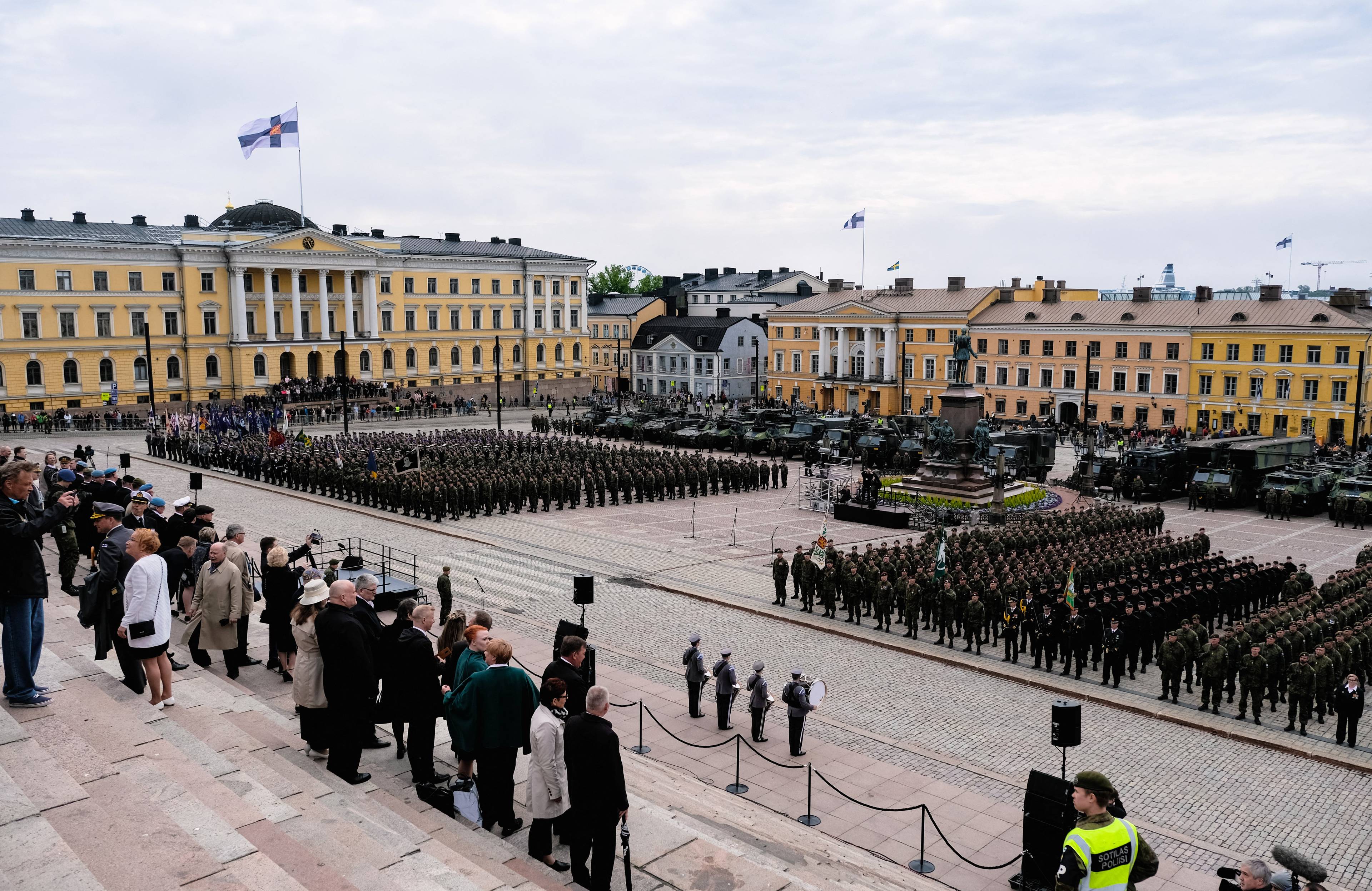 Fińska parada wojskowa na placu przed katedrą w Helsinkach