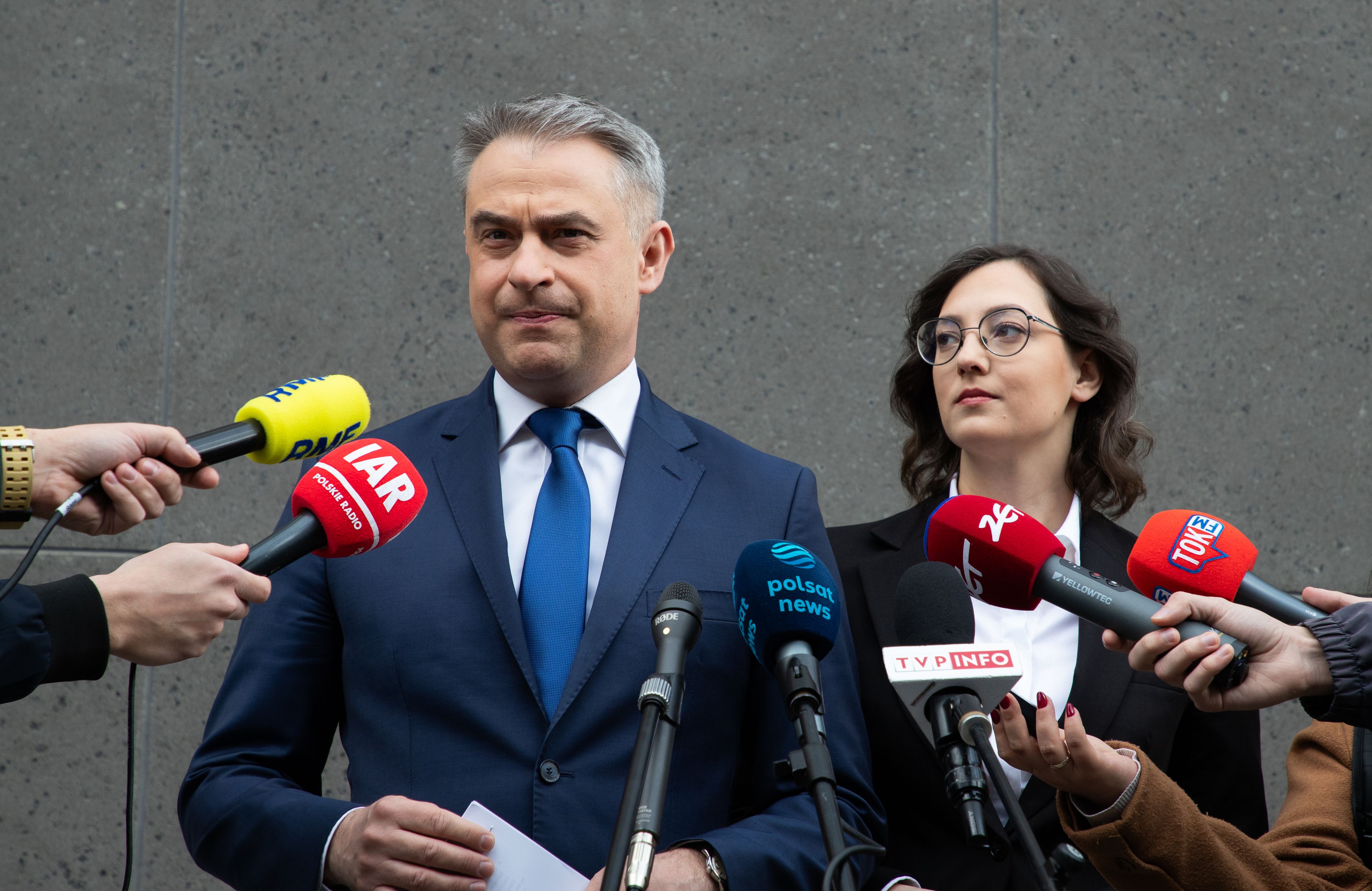 Mężczyzna i kobieta odpowiadają na pytania dziennikarzy