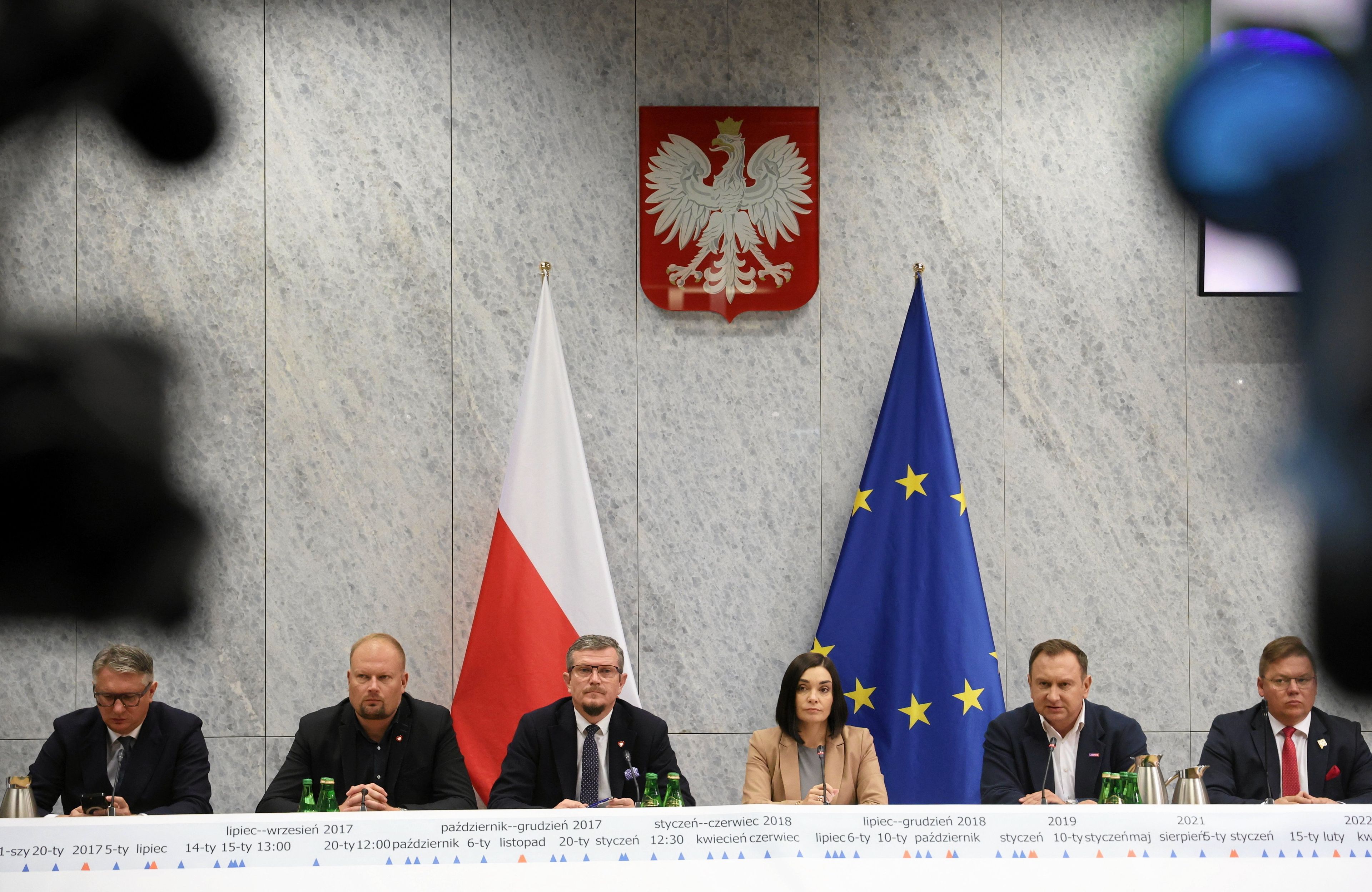 Członkowie komisji do spraw Pegasusa podczas obrad, pięciu mężczyzn i kobieta siedzą za stołem
