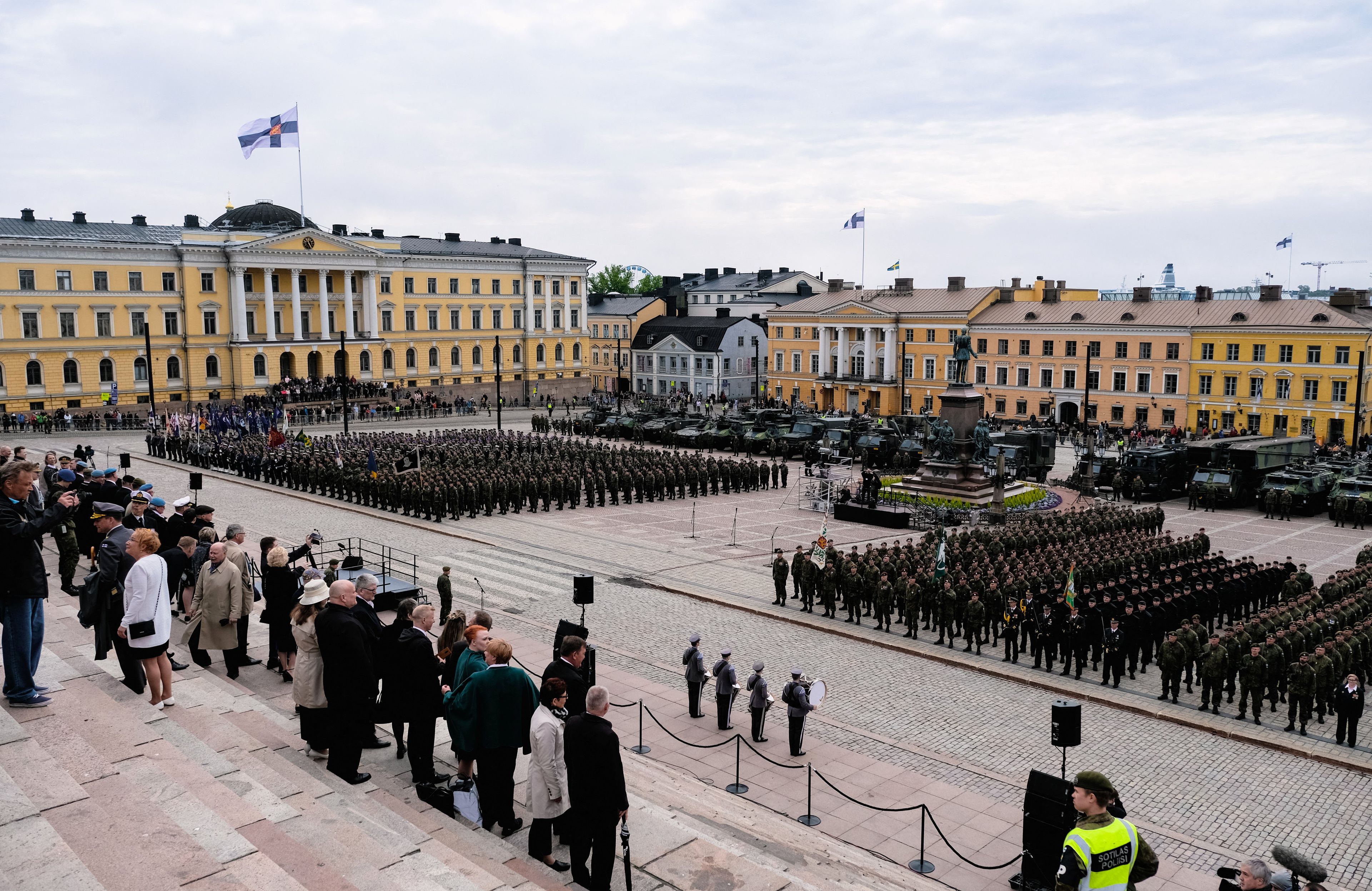 Fińska parada wojskowa na placu przed katedrą w Helsinkach