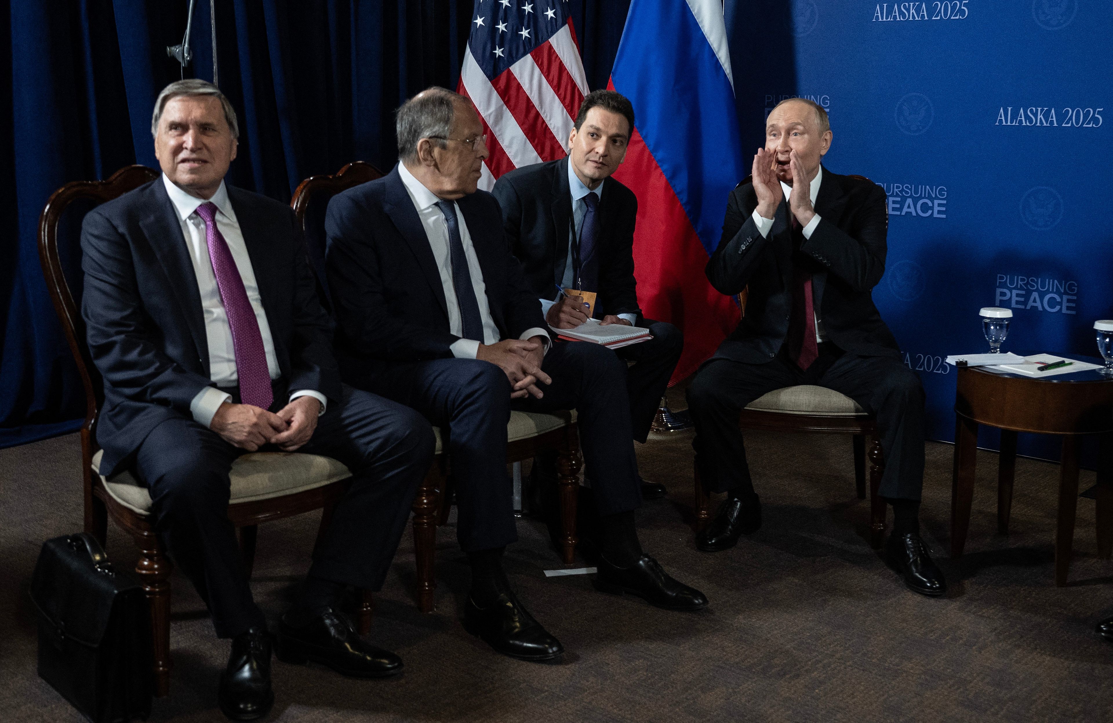 Putin, Uszakow i Ławrow podczas spotkania z Trumpem w amerykańskiej bazie na Alasce, 15.08.2025 r.