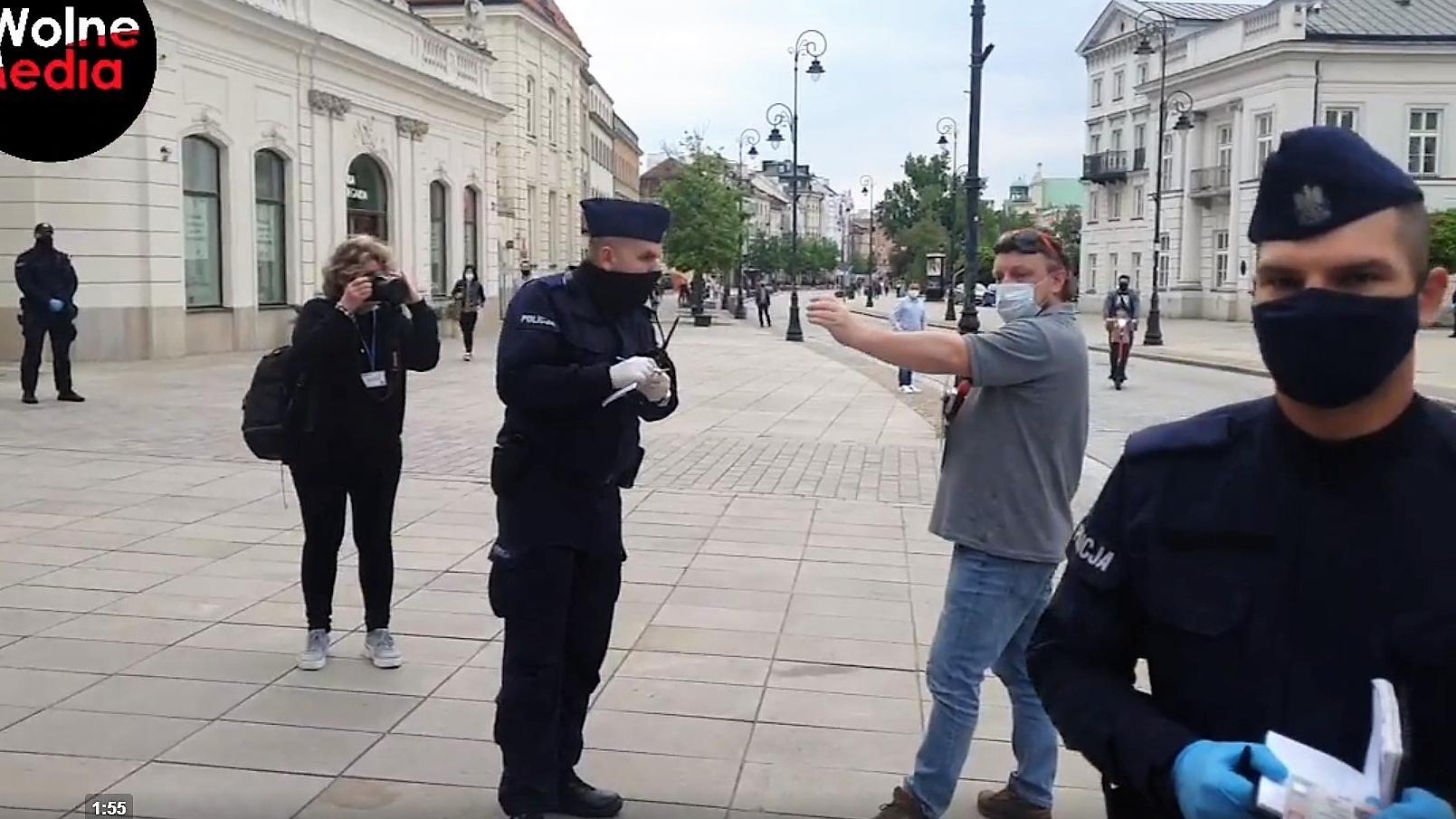 Katarzyna Pierzchała fotografuje akcję policji