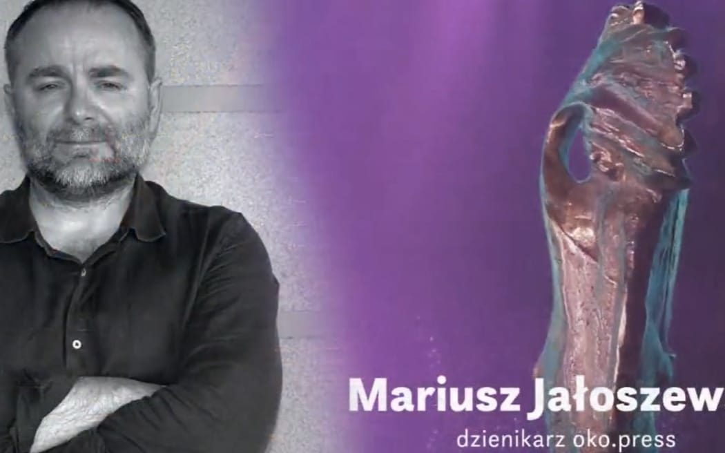 Grafika do artykułu Mariusz Jałoszewski, dziennikarz OKO.press, z nagrodą Stowarzyszenia Sędziów Polskich Iustitia