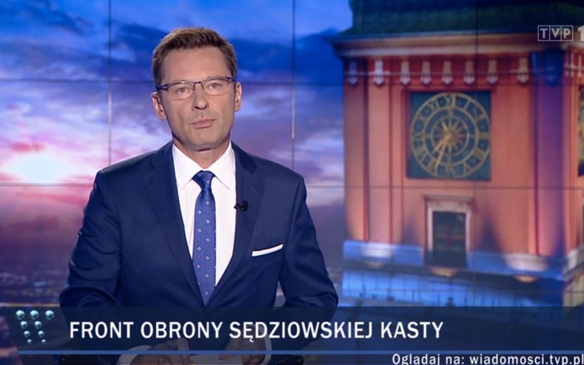 Grafika do artykułu Ataki mediów, konflikty, wolniejsze działanie sądów. Cztery lata pseudoreform oczami sędziów [Raport HFPC]