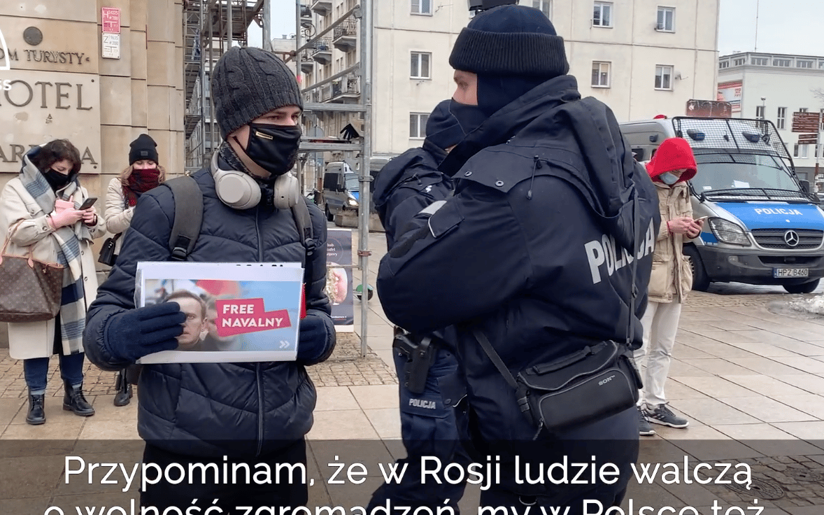 Grafika do artykułu „W Rosji ludzie walczą o wolność zgromadzeń, my w Polsce też”. Polska solidarna z rosyjską opozycją