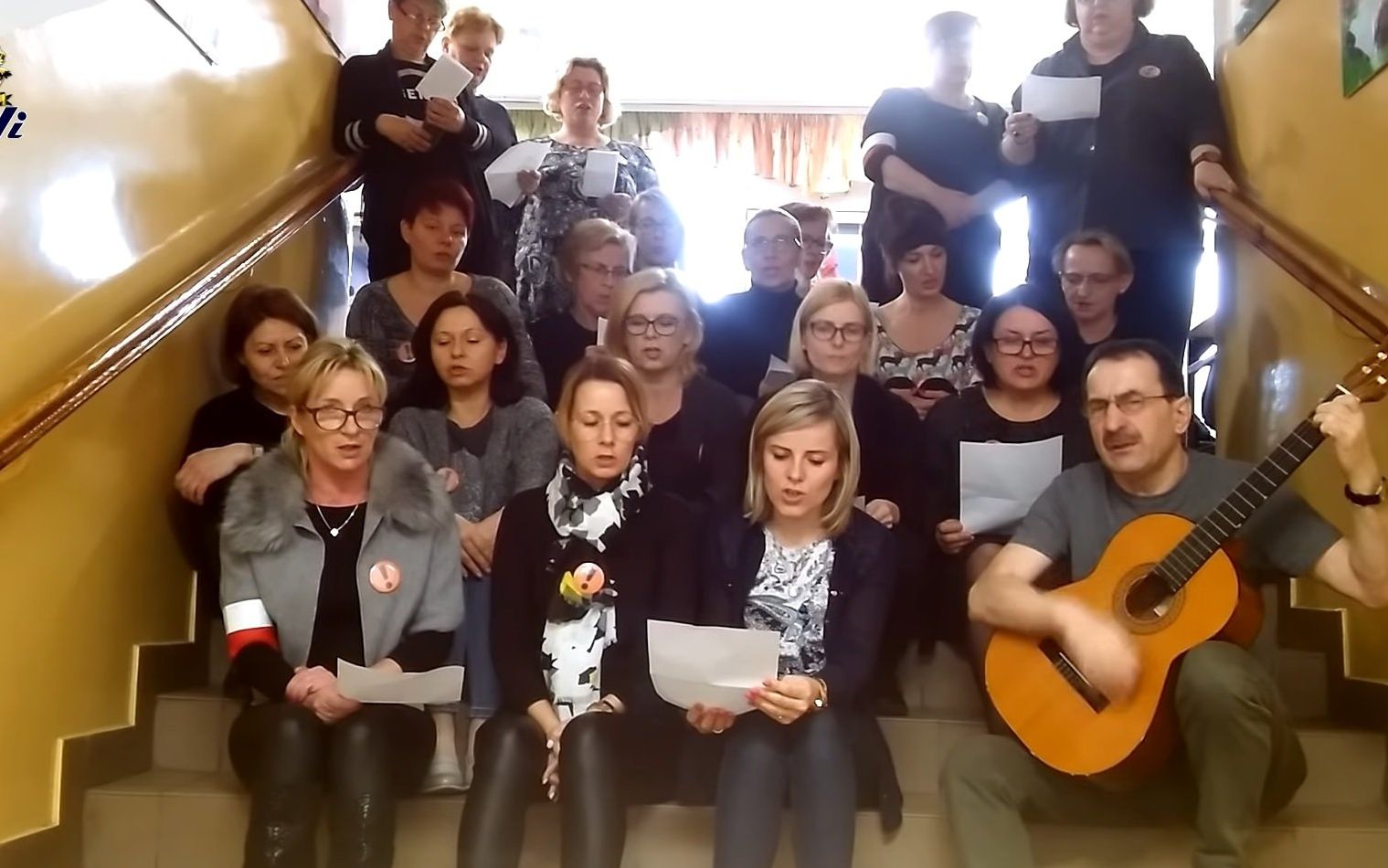 Grafika do artykułu „Wszyscy razem się trzymajmy, propagandzie się nie dajmy”. Nauczyciele śpiewają protest songi [20 utworów]