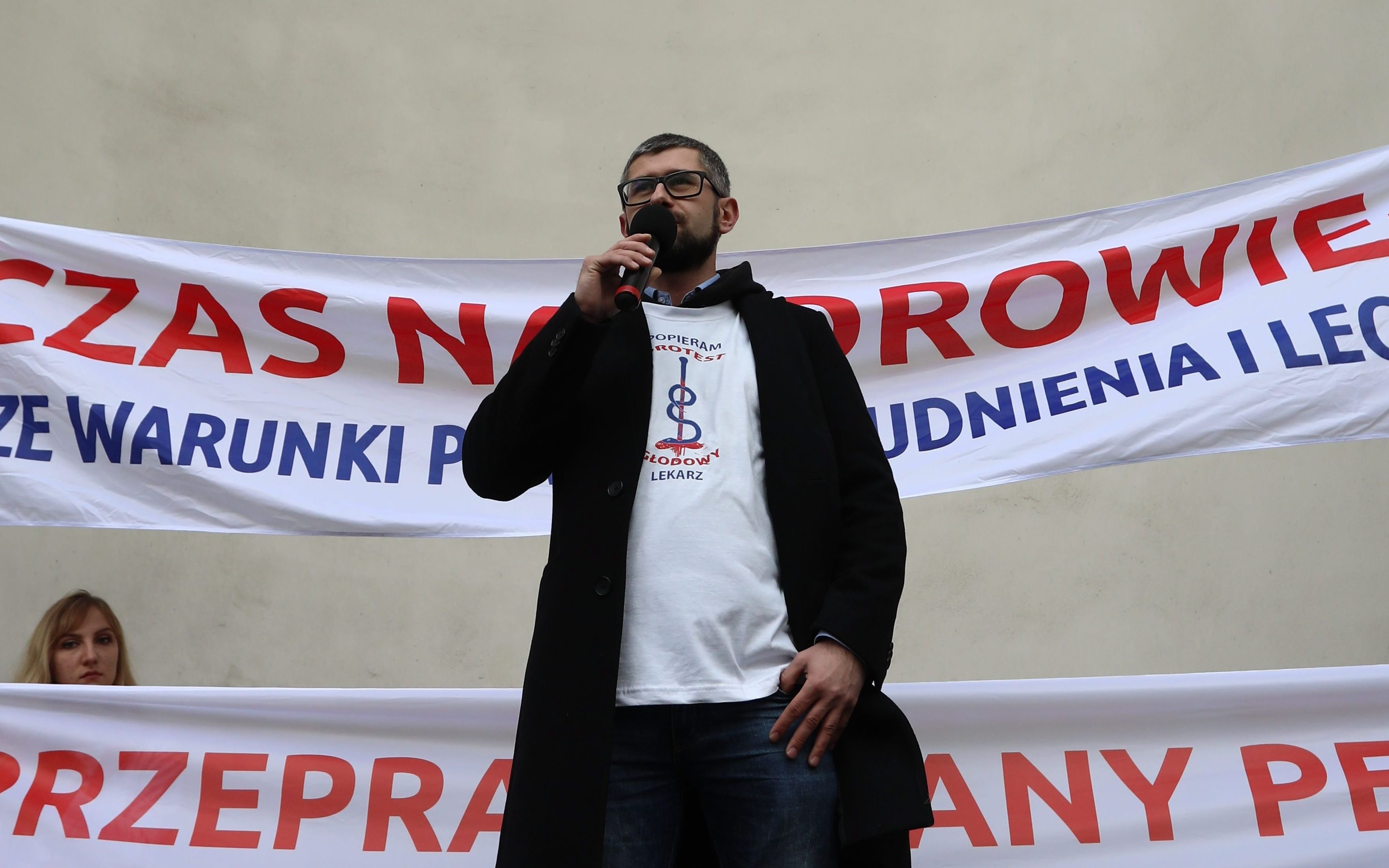 07.10.2017 Warszawa , ul Miodowa , Ministerstwo Zdrowia . Pikieta na znak poparcia dla mlodych lekarzy rezydentow , ktorzy od tygodnia prowadza strajk glodowy . Krzysztof Halabuz
Fot . Slawomir Kaminski / Agencja Gazeta