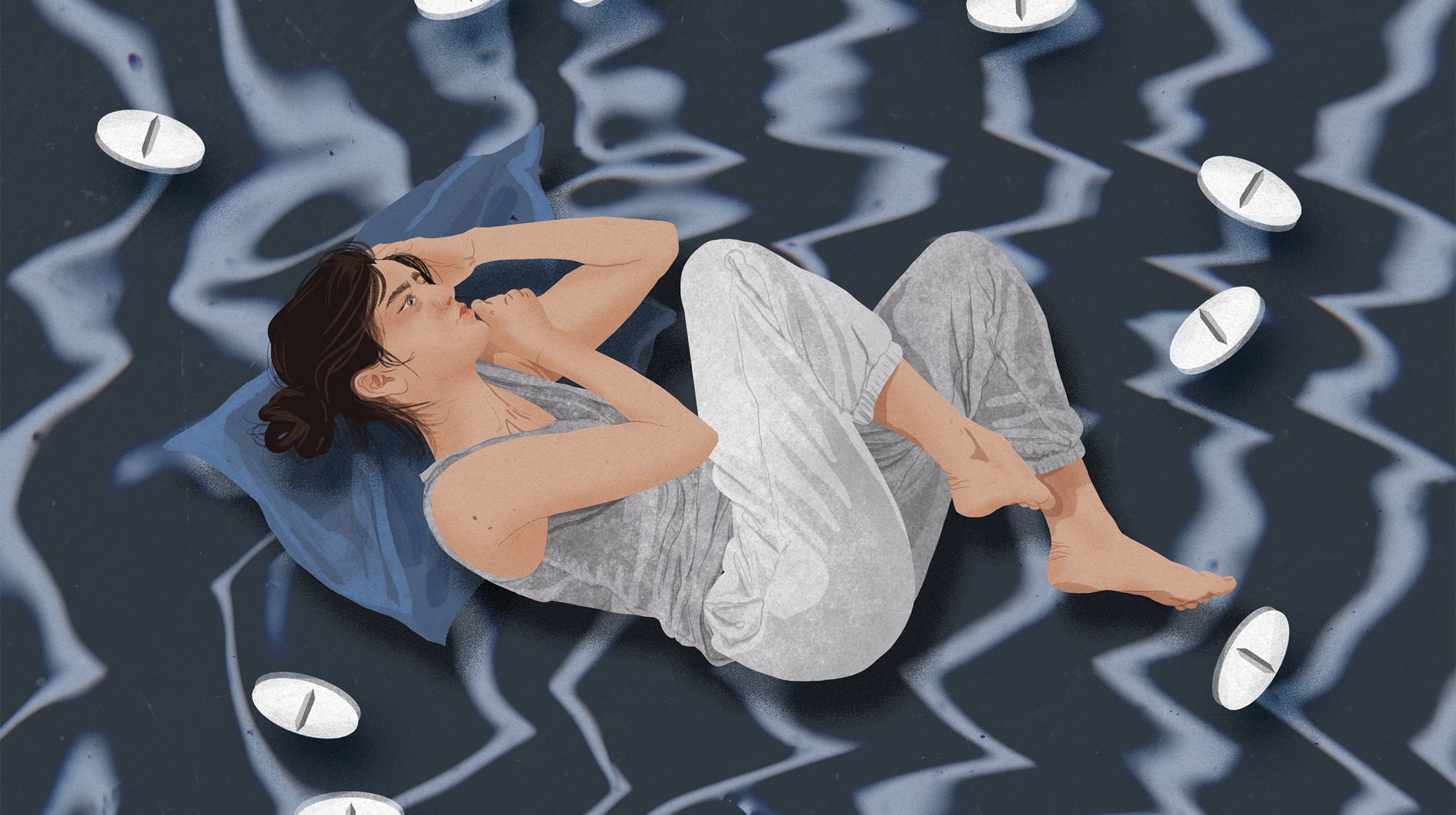 ilustracja przedstawia kobietę w szarym dresie leżącą na łóżku, wokół niej widać tabletki przeciwbólowe