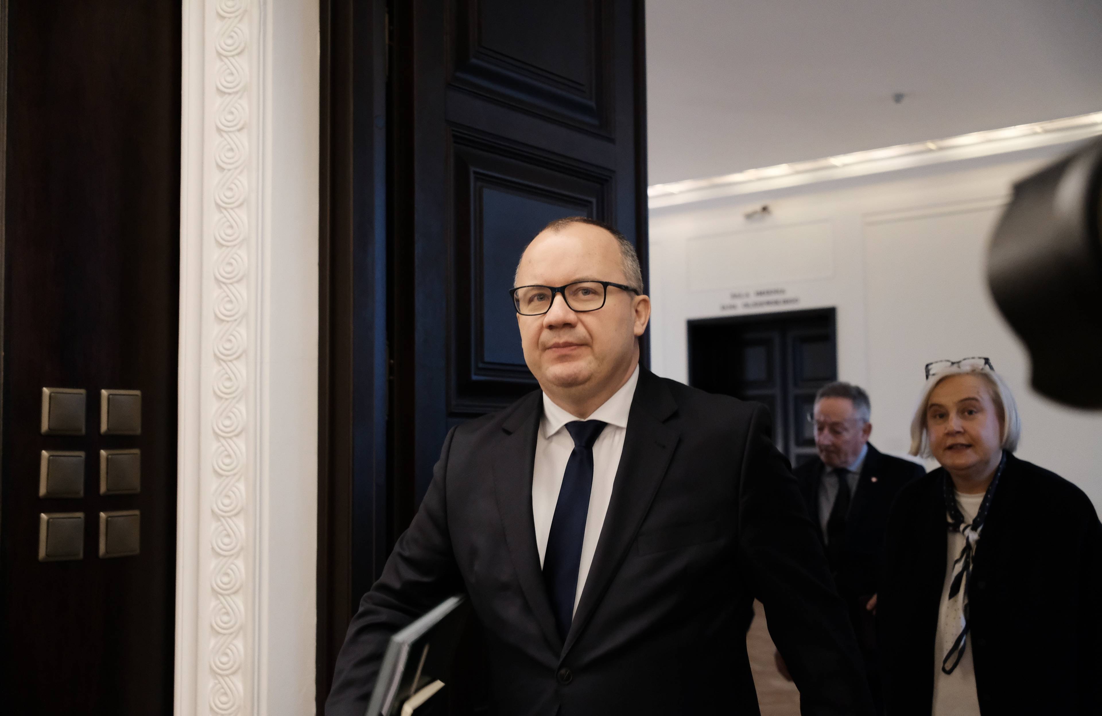 Mężczyzna z teczką idzie korytarzem