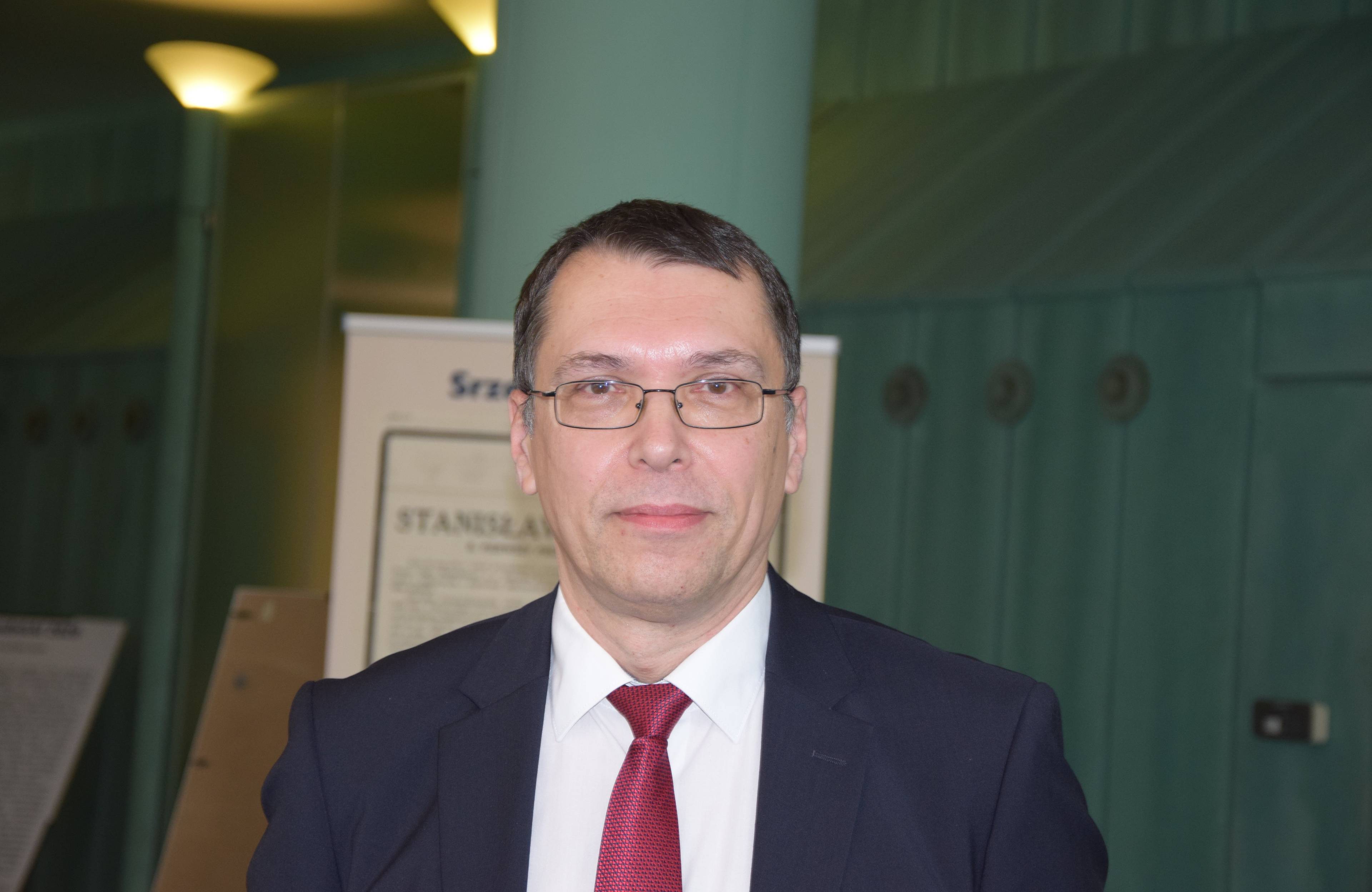 Mężczyzna w garniturze