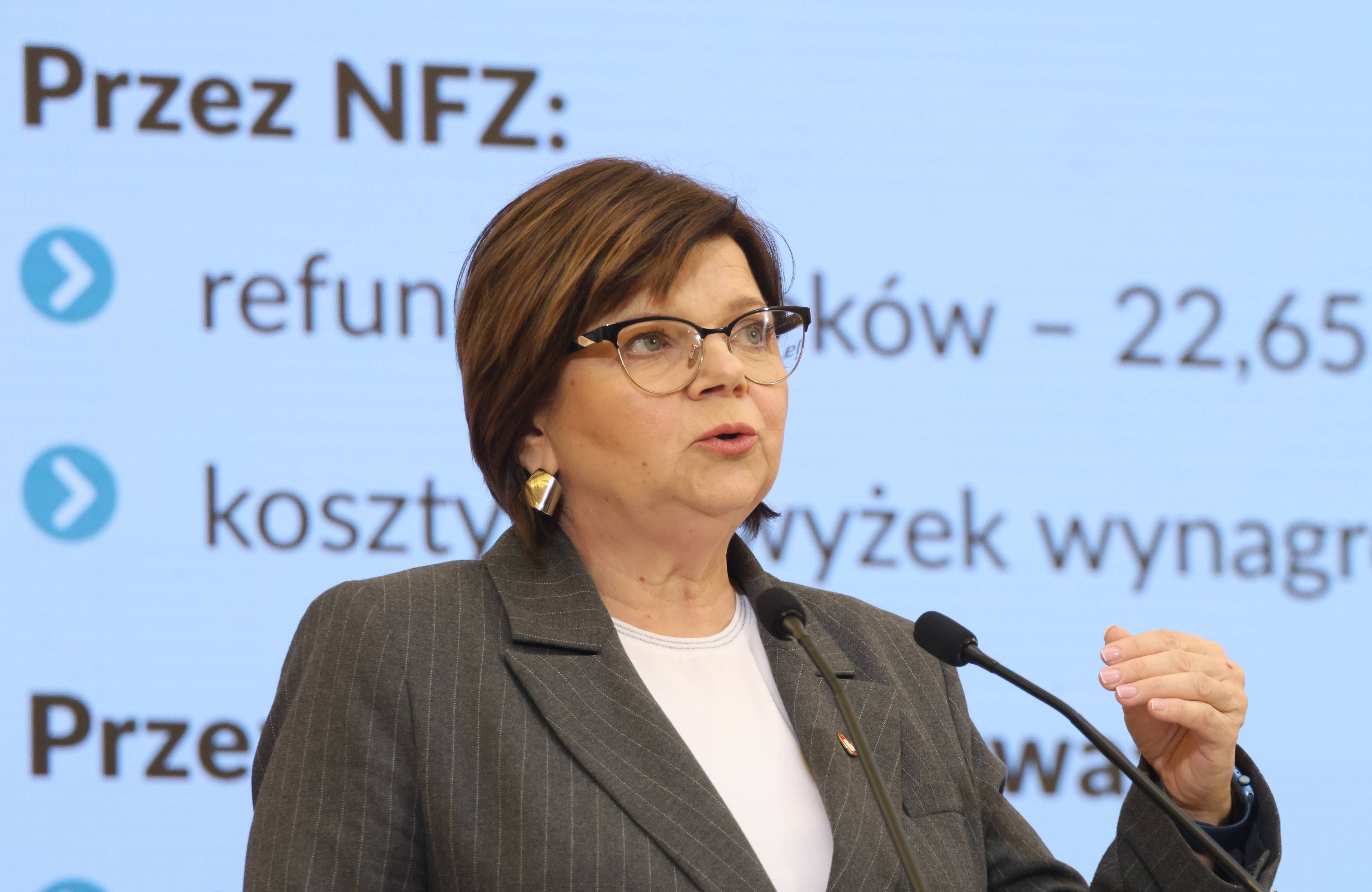 Ministra zdrowia Izabela Leszczyna mówi do mikrofonu