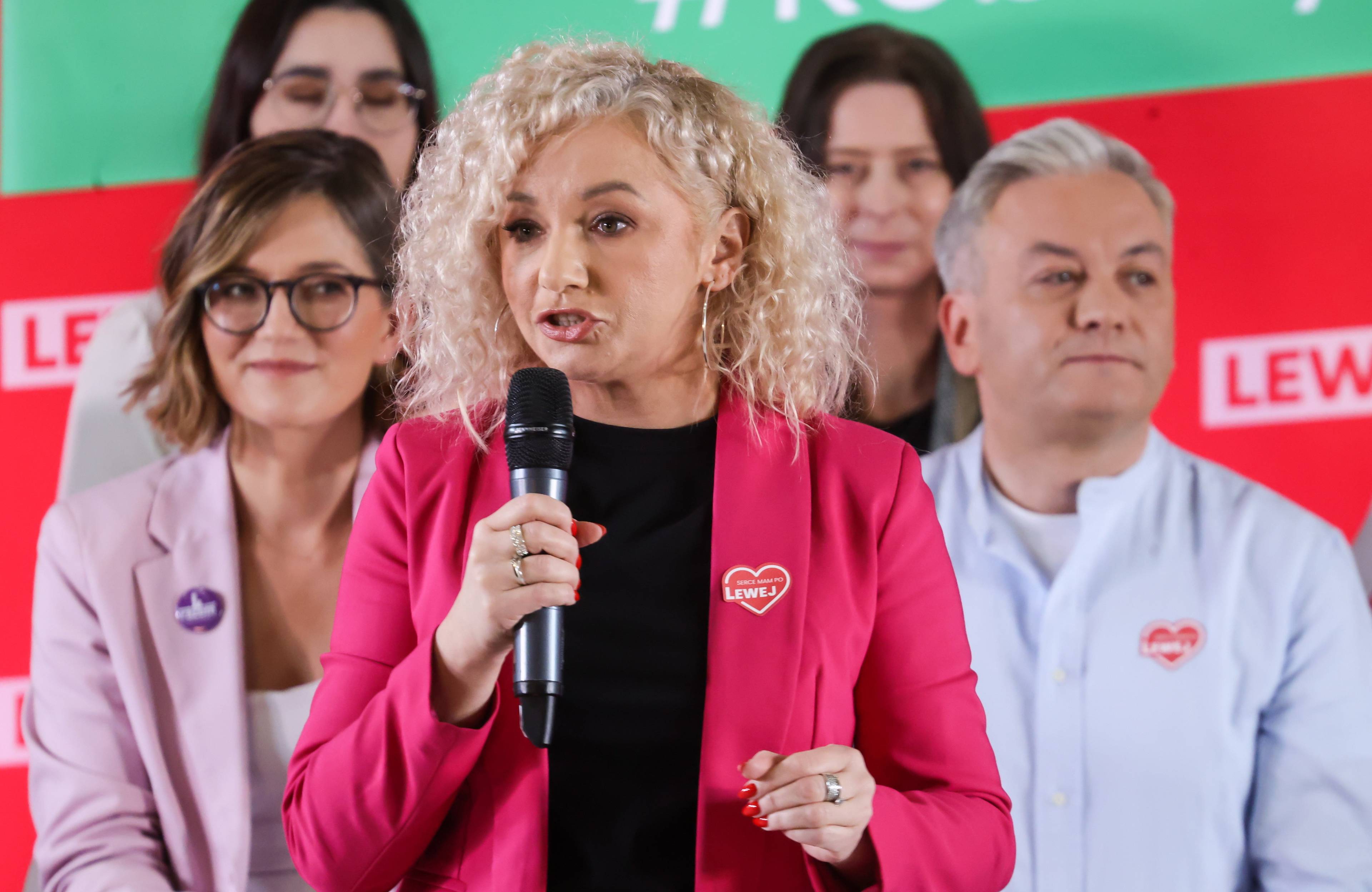 Katarzyna Kotula przemawia na konwencji wyborczej Lewicy. W tle Magdalena Biejat i Robert Biedroń