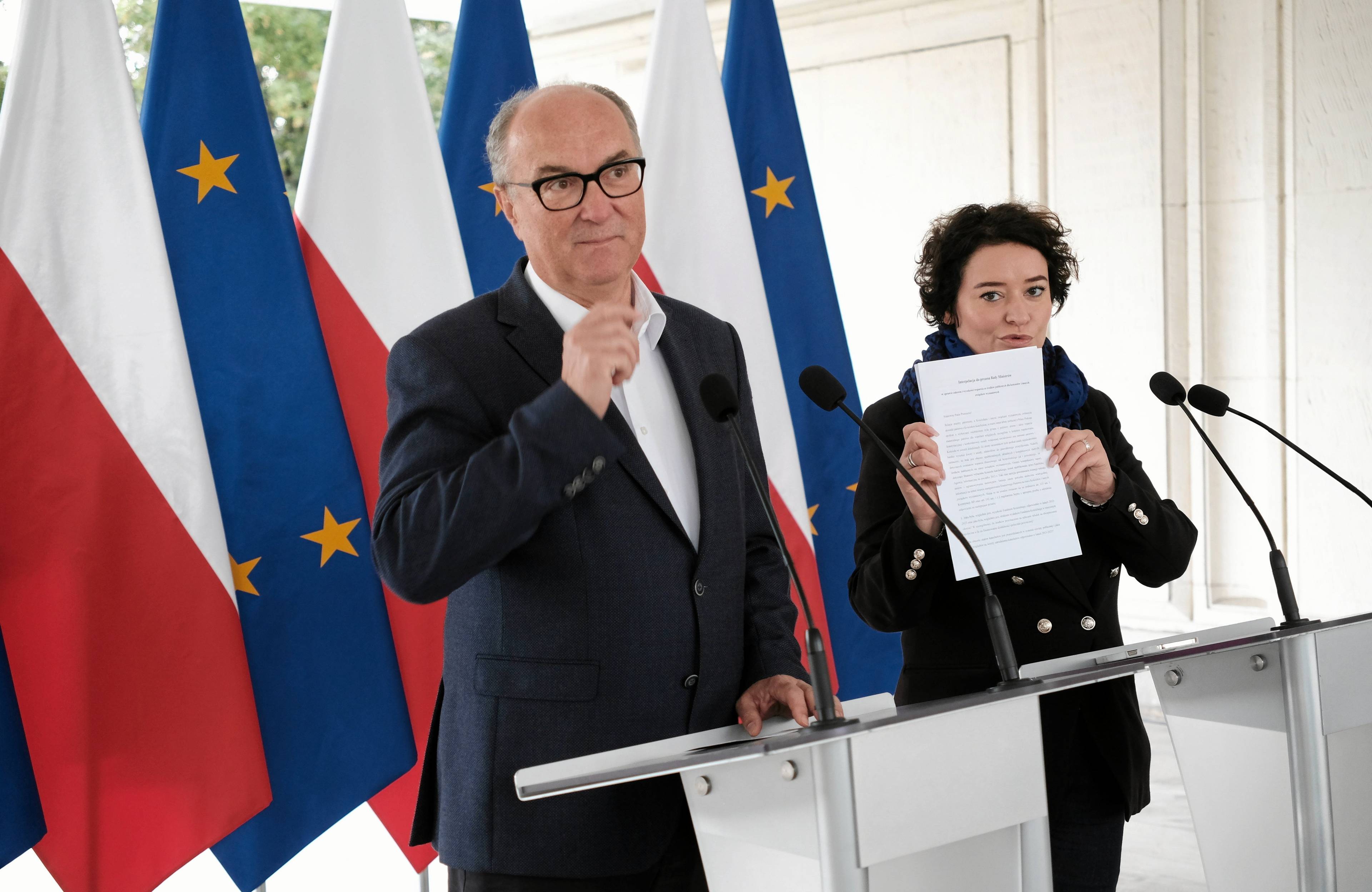 Włodzimierz Czarzasty i Anna Maria Żukowska na tle polskich i europejskich flag