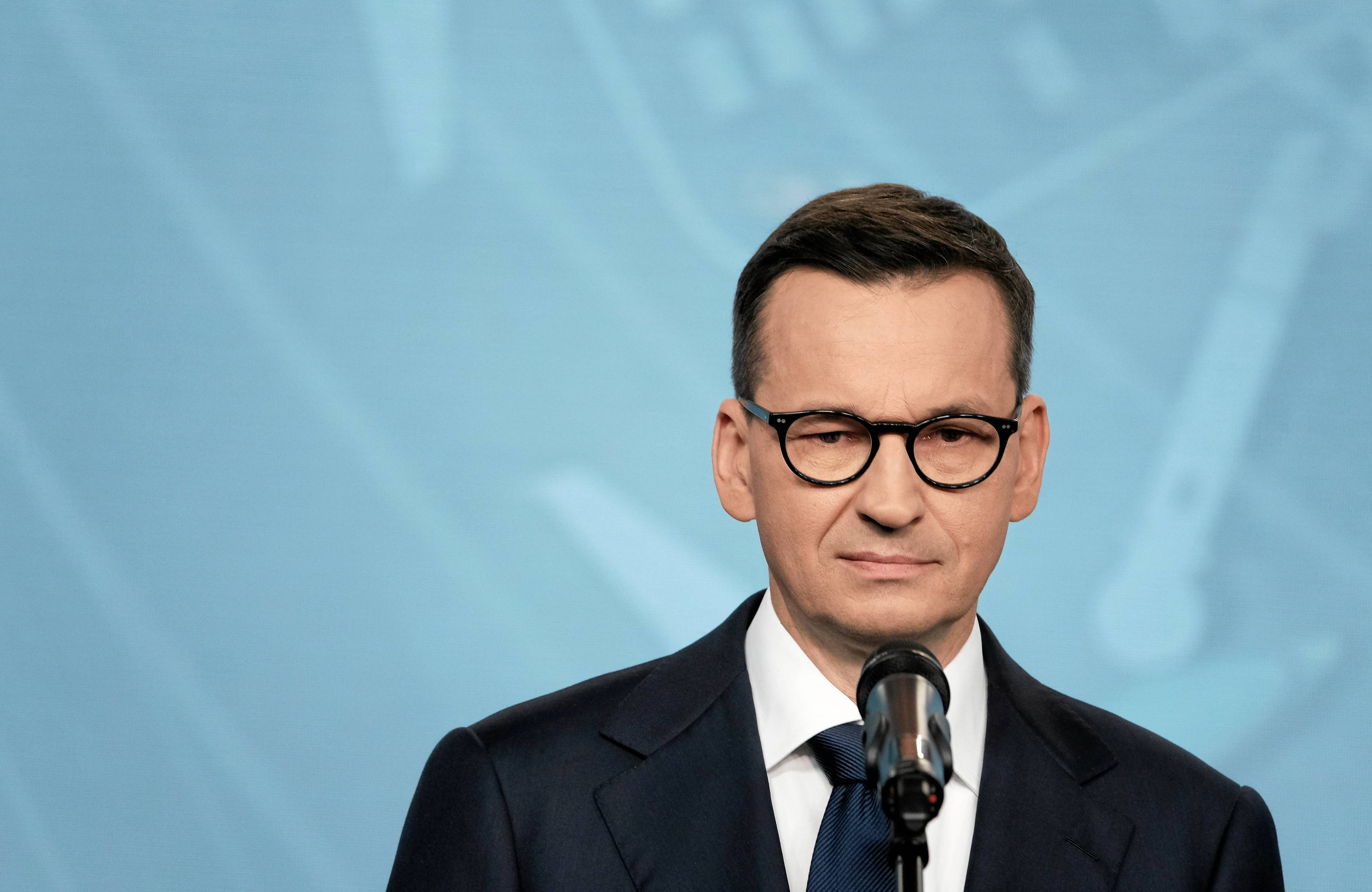 Mężczyzna w okularach i czarnym garniturze (Mateusz Morawiecki)