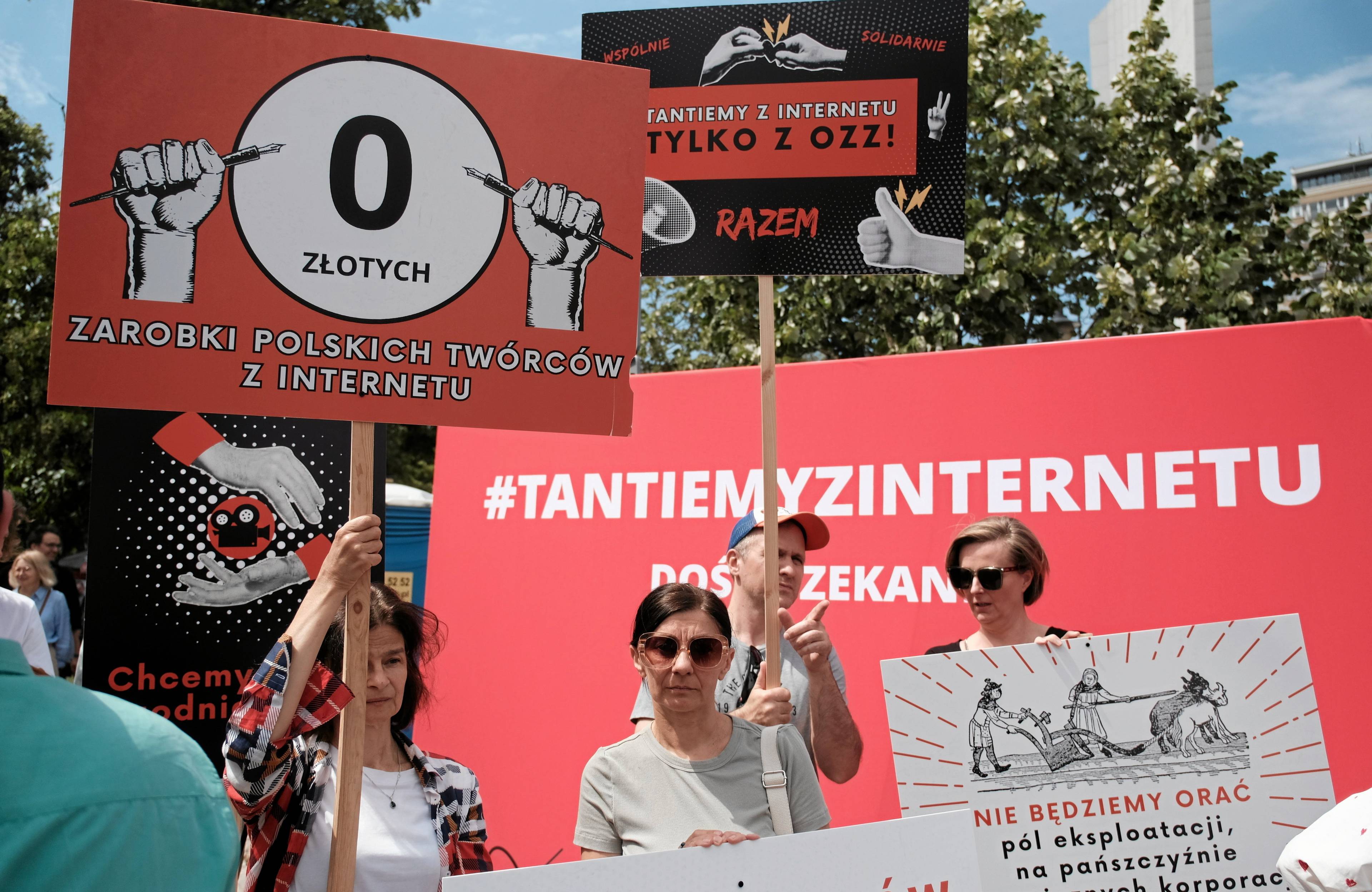 protest twórców, trzymają transparenty z napisem "tantiemy z internetu"