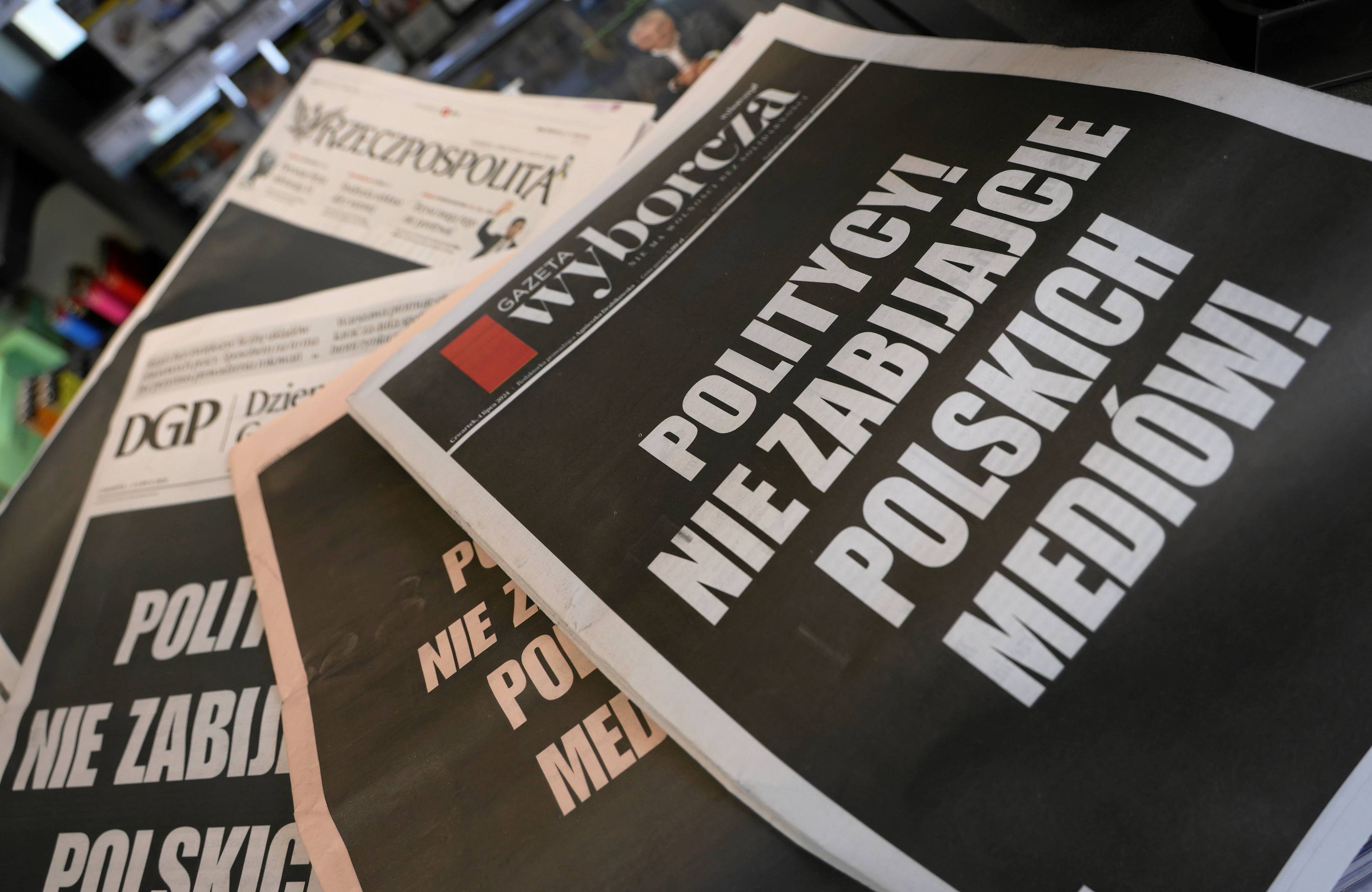 Okładki kilku gazet. Czarne okładki, napis: Politycy! Nie zabijajcie polskich mediów