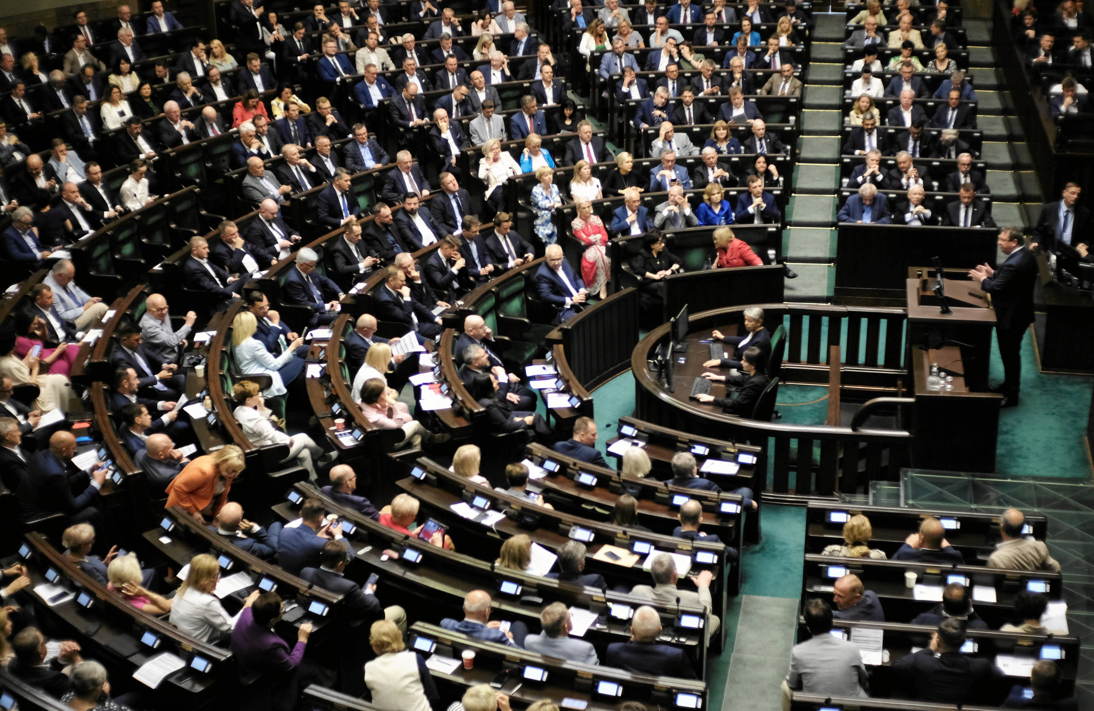 Posłowie na swoich miejscach w sali plenarnej w Sejmie