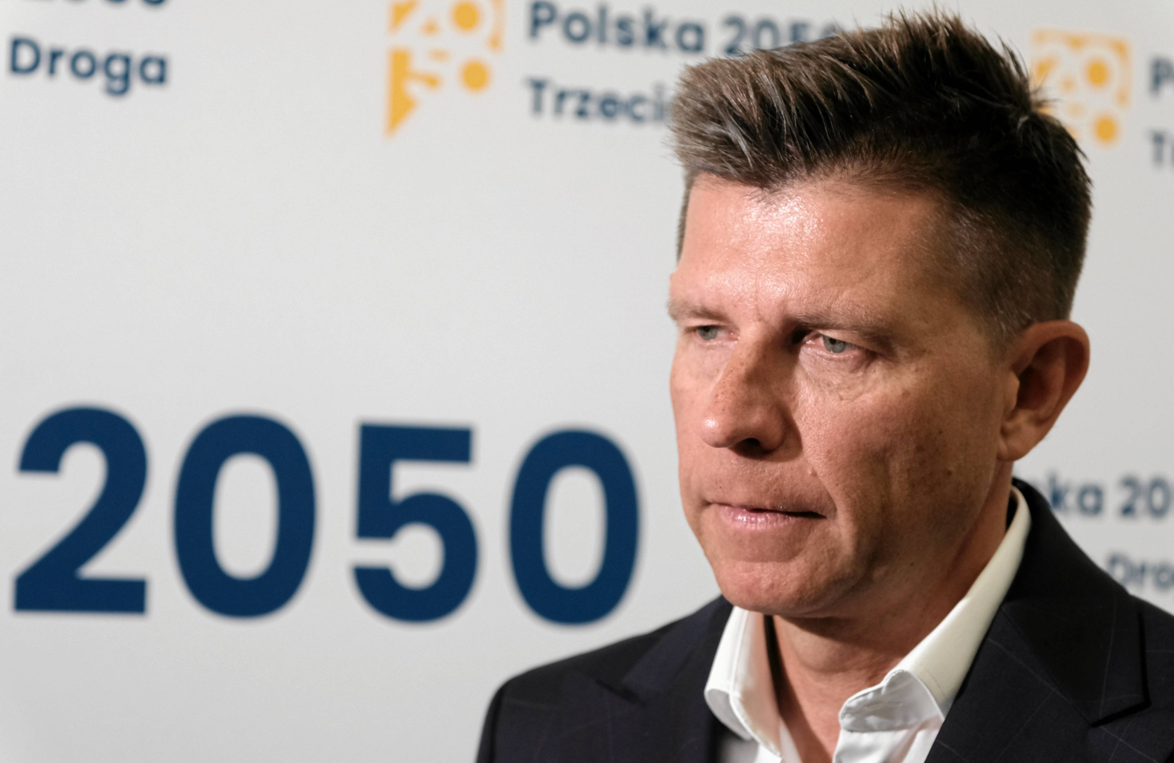 Poseł Ryszard Petru na tle napisu 2050