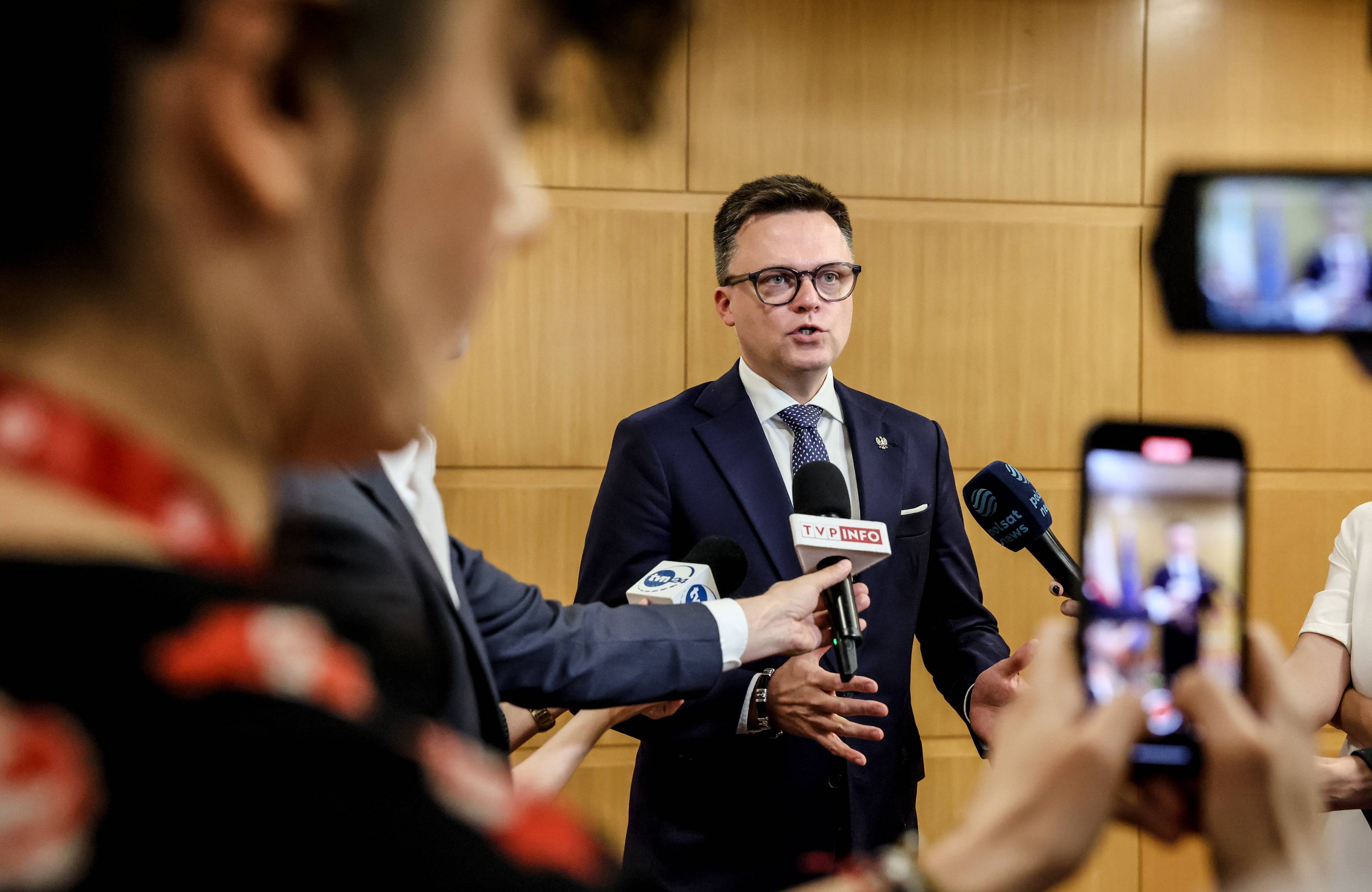 Mężczyzna w otoczeniu mikrofonów
