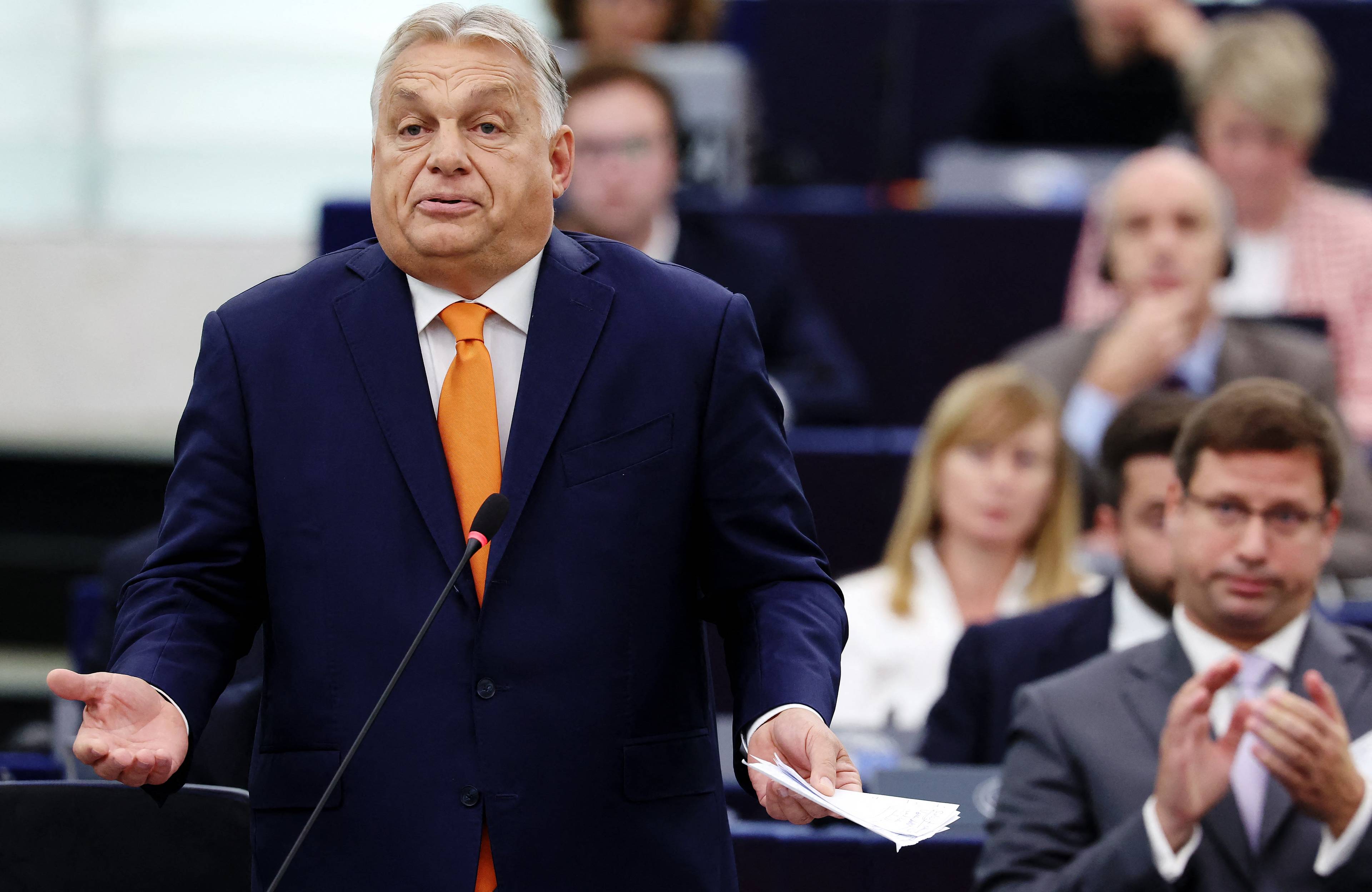 Otyły mężczyzna przemawia, Viktor Orban
