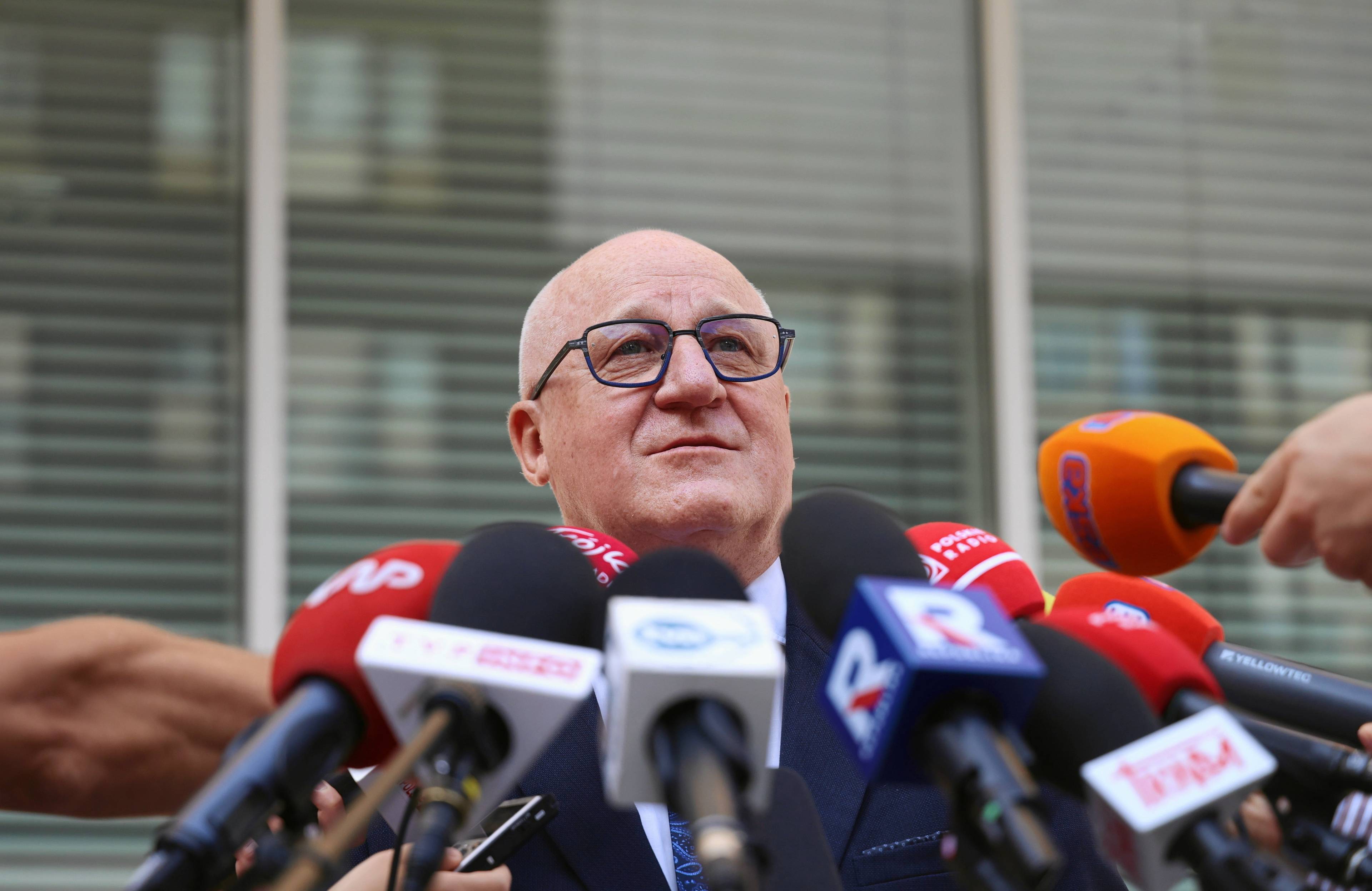 Przewodniczący PKW Sylwester Marciniak przed mikrofonami mediów