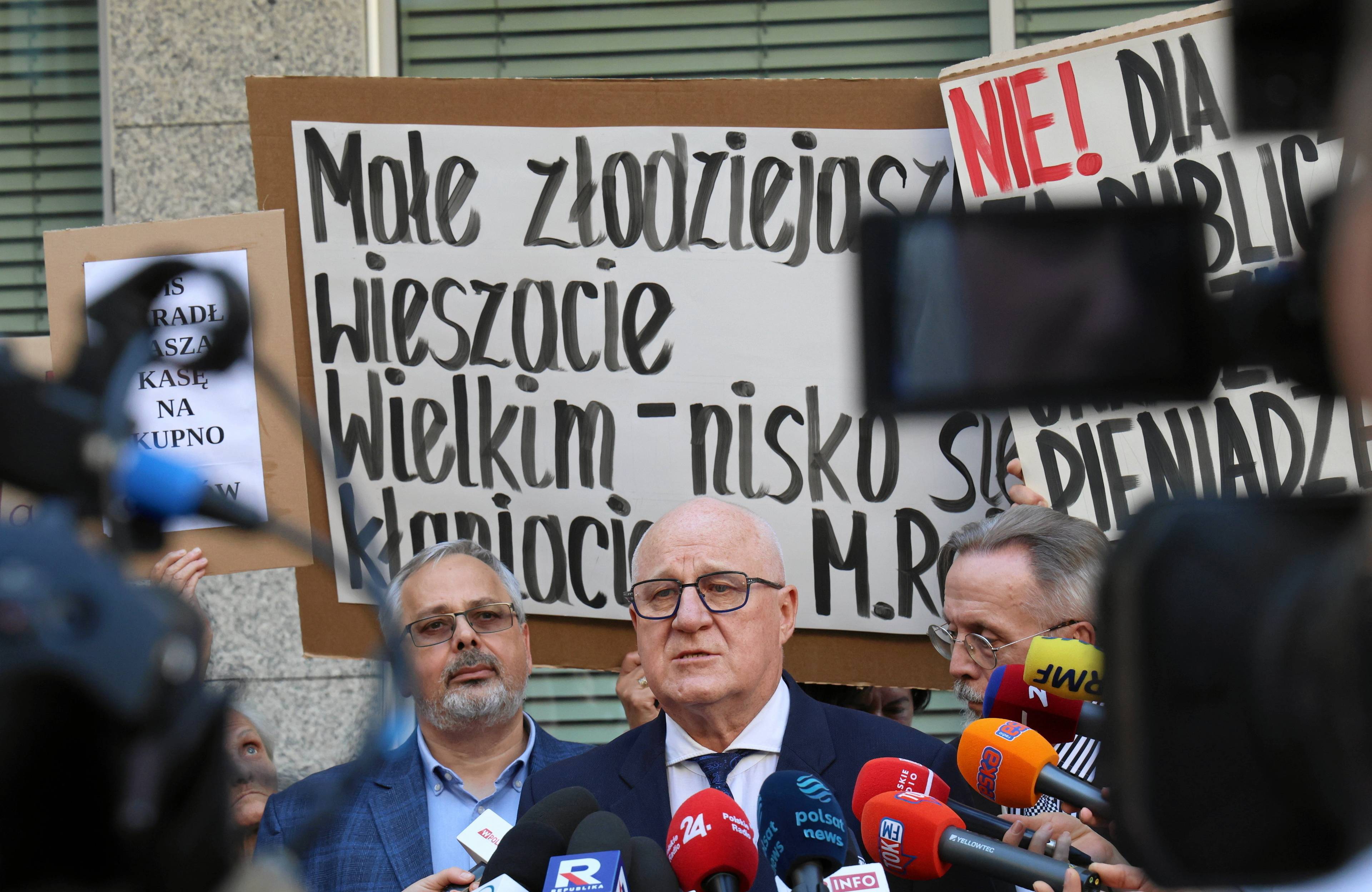Przewodniczacy Panstwowej Komisji Wyborczej Sedzia Sylwester Marciniak oglasza odrzucenie sprawozdania PiS.