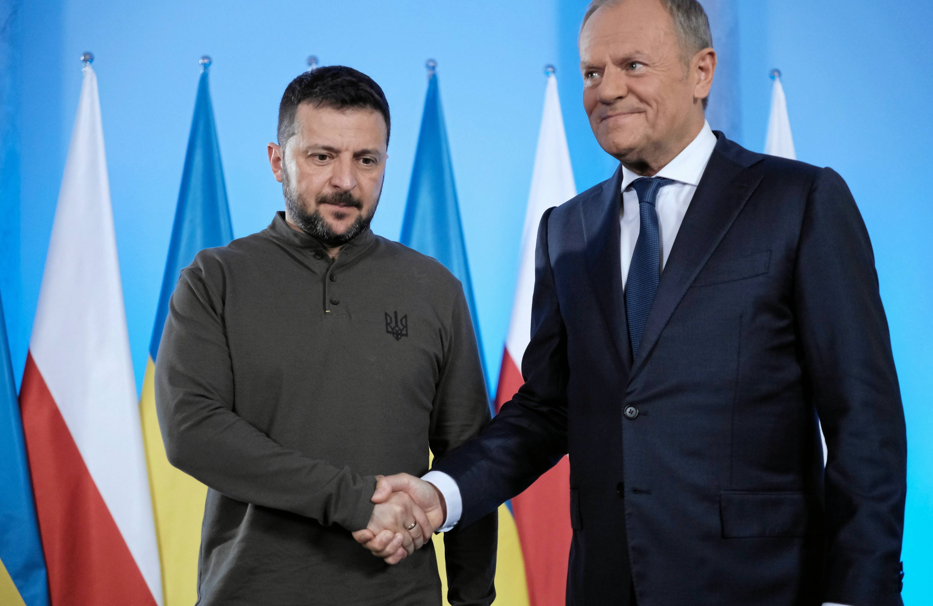 Donald Tusk i Wołodymyr Zełenski ściskają ręce podczas konferencji prasowej