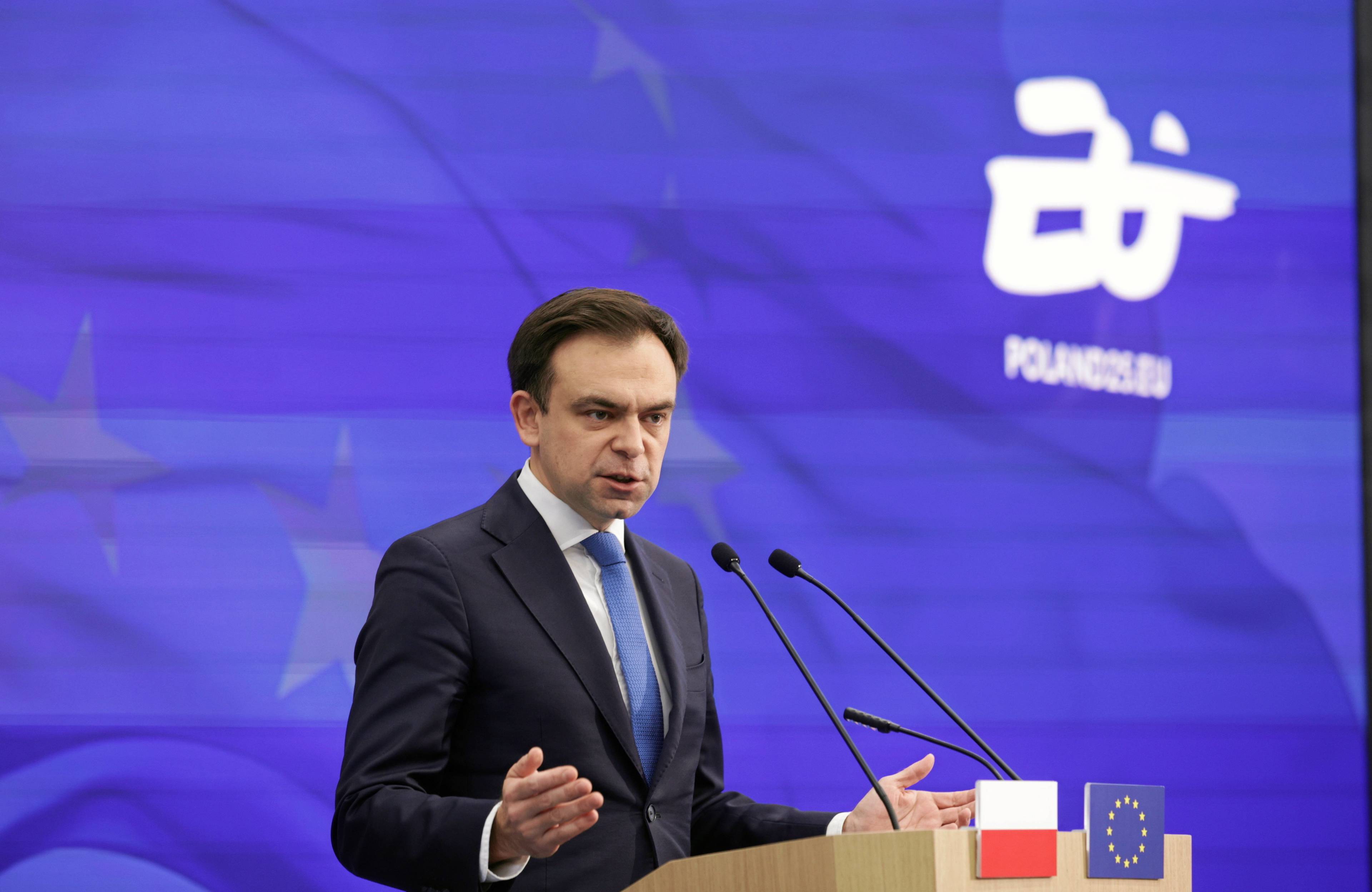 Mężczyzna w okularach przemawia