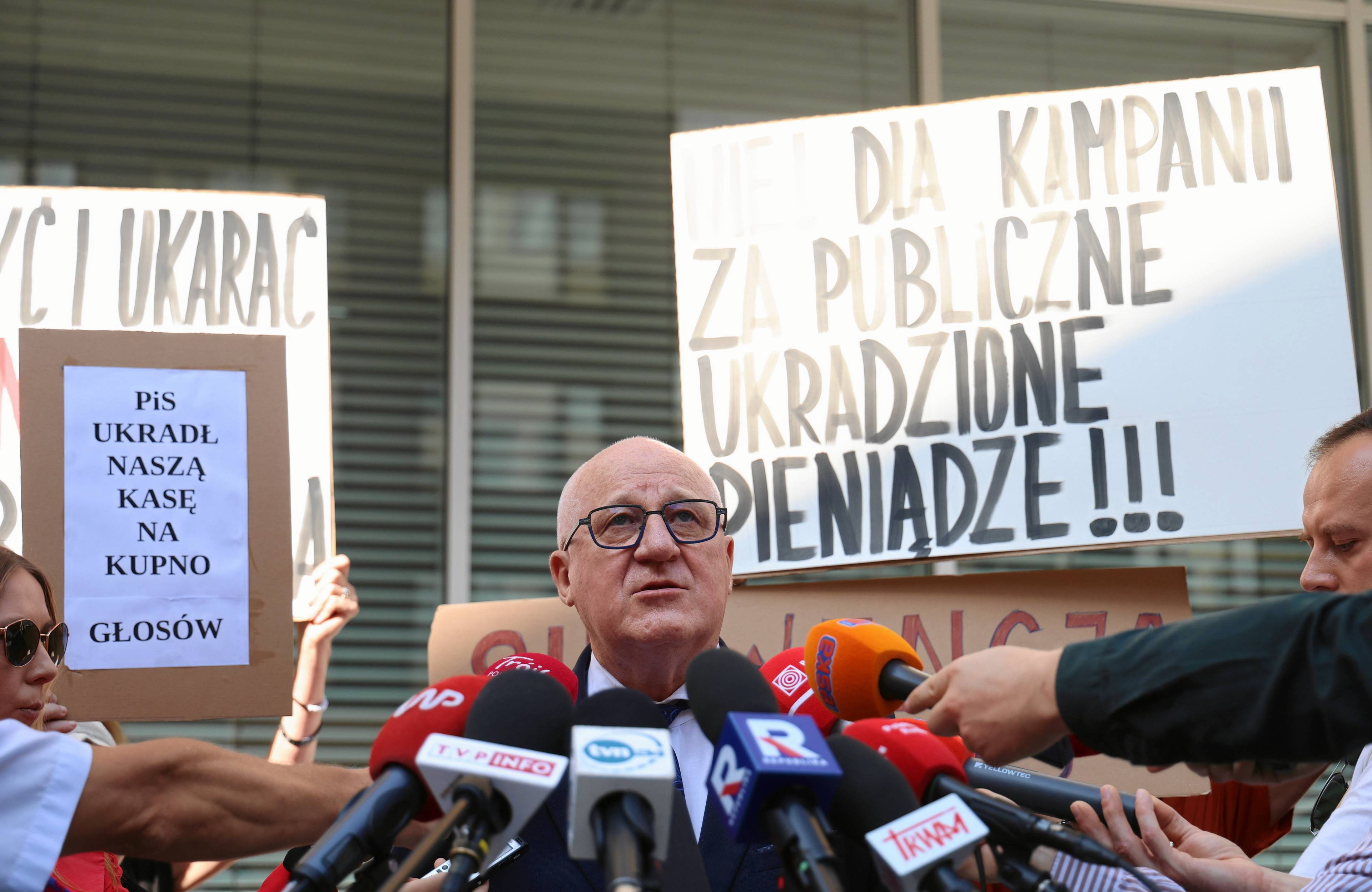 29.08.2024 Warszawa , ulica Wiejska , przed gmachem Kancelarii Prezydenta RP (wejscie A) , przewodniczacy Panstwowej Komisji Wyborczej sedzia Sylwester Marciniak wyglasza oswiadczenie dla mediow przed rozpoczeciem posiedzenia Komisji . PKW zajmie sie sprawozdaniem PiS z wyborow parlamentarnych .