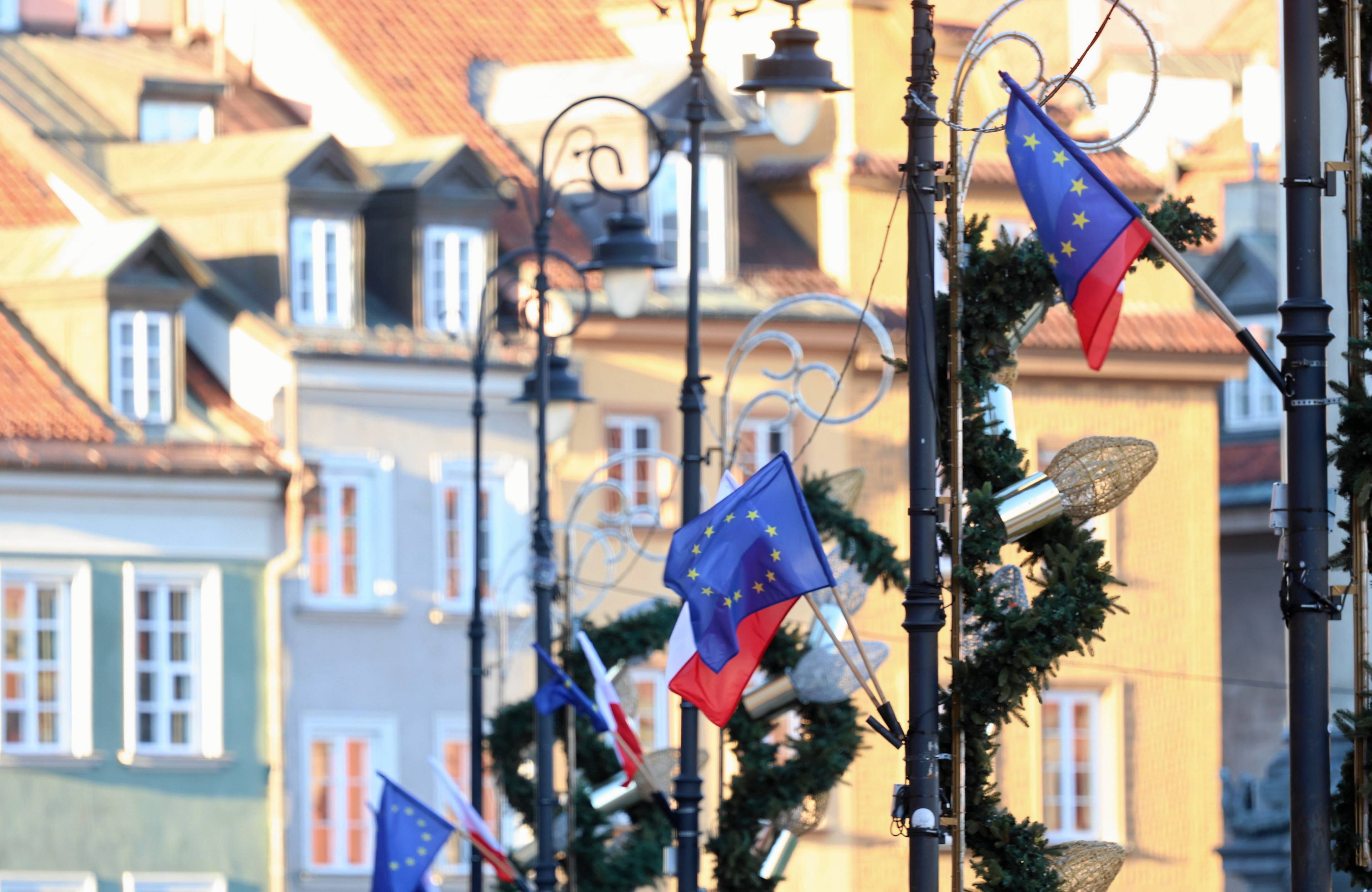 Stare miasto w Warszawie, na latarniach polskie i unijne flagi