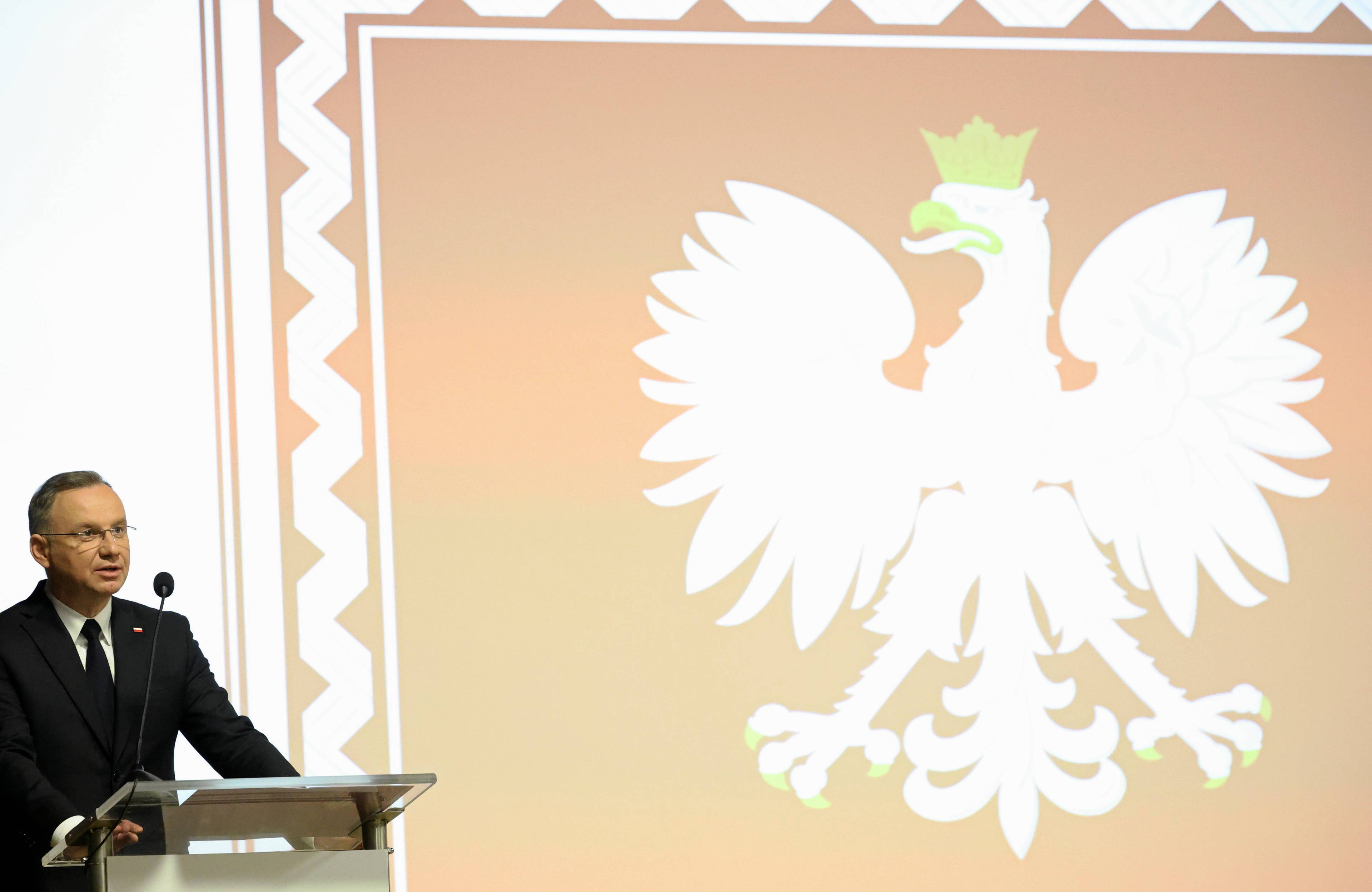 Andrzej Duda przemawia obok dużego godła Polski