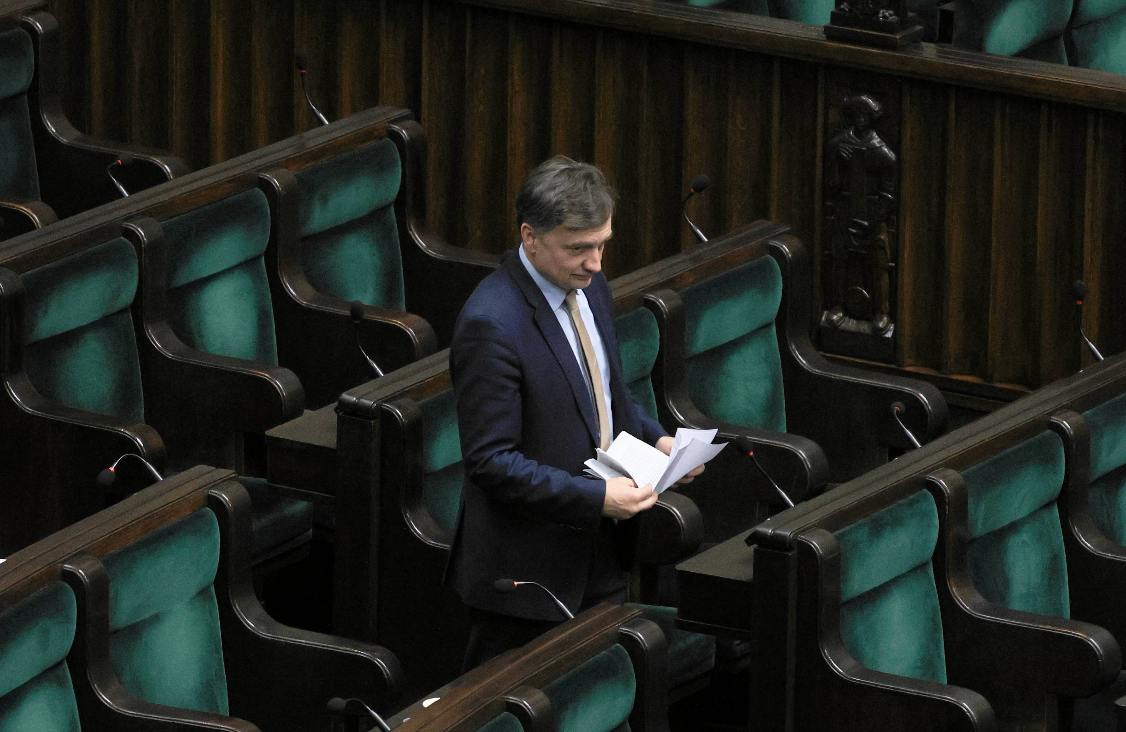 Samotny mężczyzna w ławach sejmowych.