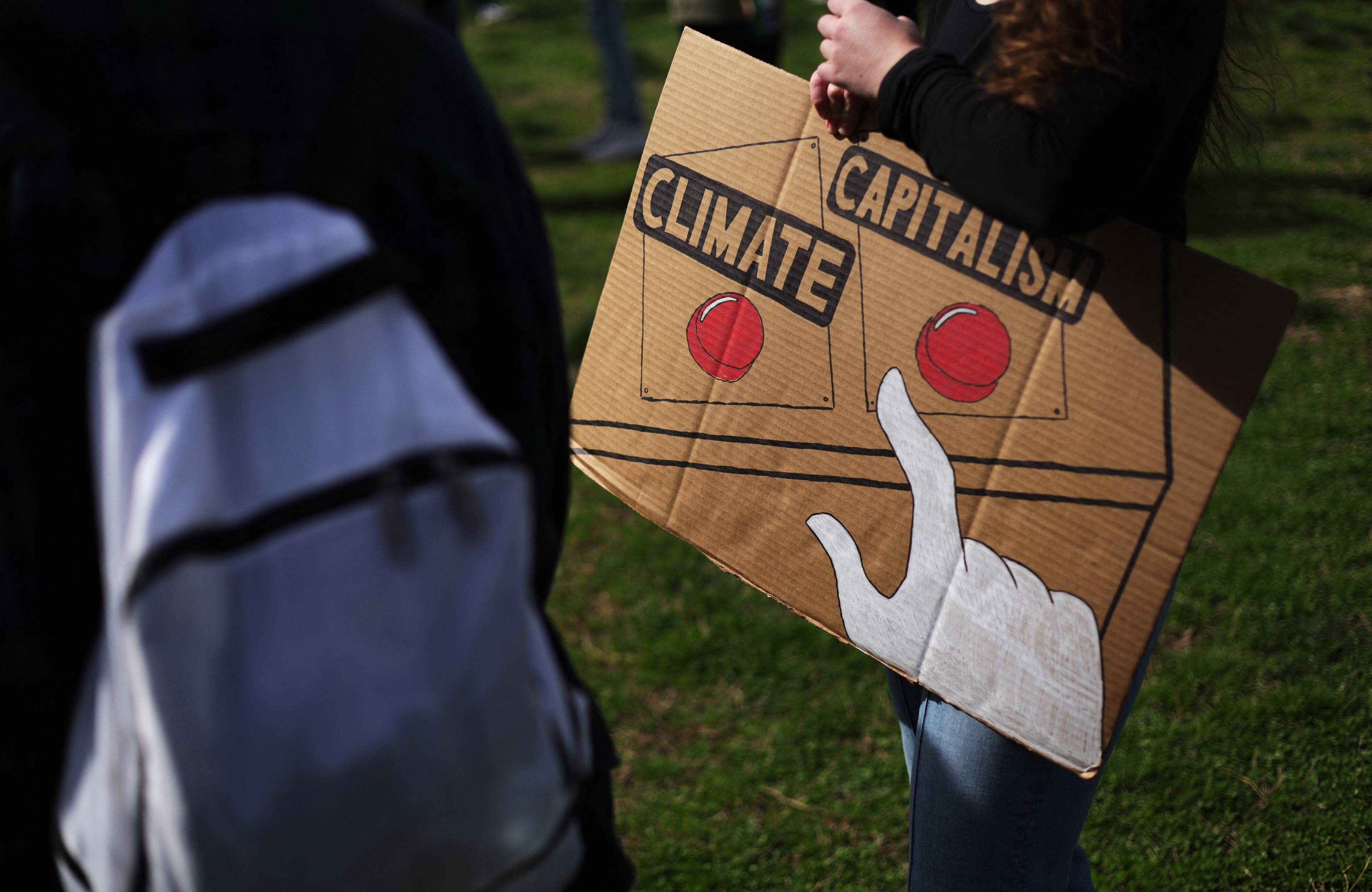 Aktywiści ekologiczni zbierają się na Kapitolu po marszu z Lafayette Square podczas piątkowego globalnego strajku klimatycznego 25 marca 2022 r. w Waszyngtonie.