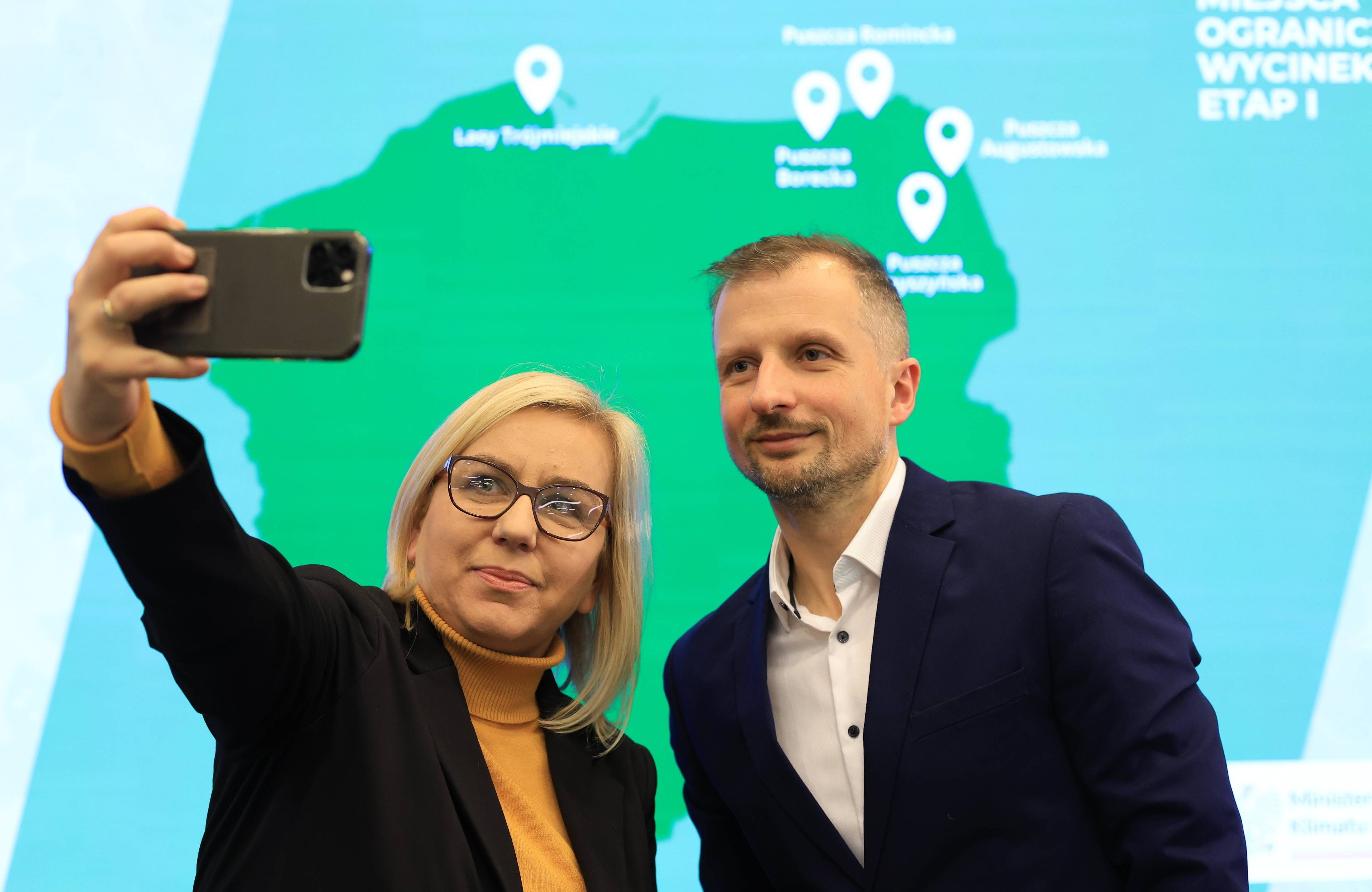 Ministra klimatu trzyma telefon i robie selfie z Mikołajem Dorożałą