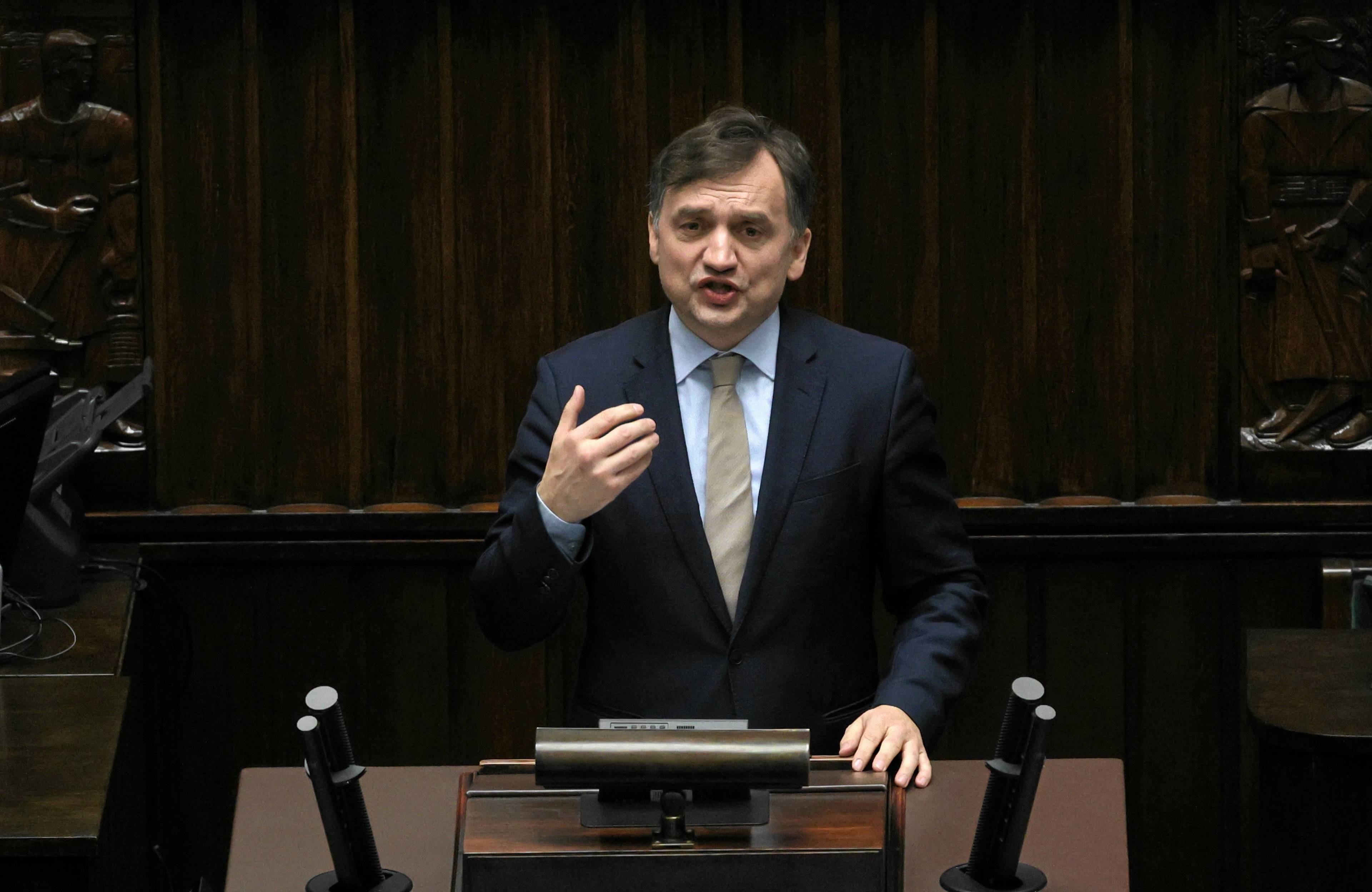 Mężczyzna przemawia z trybuny sejmowej