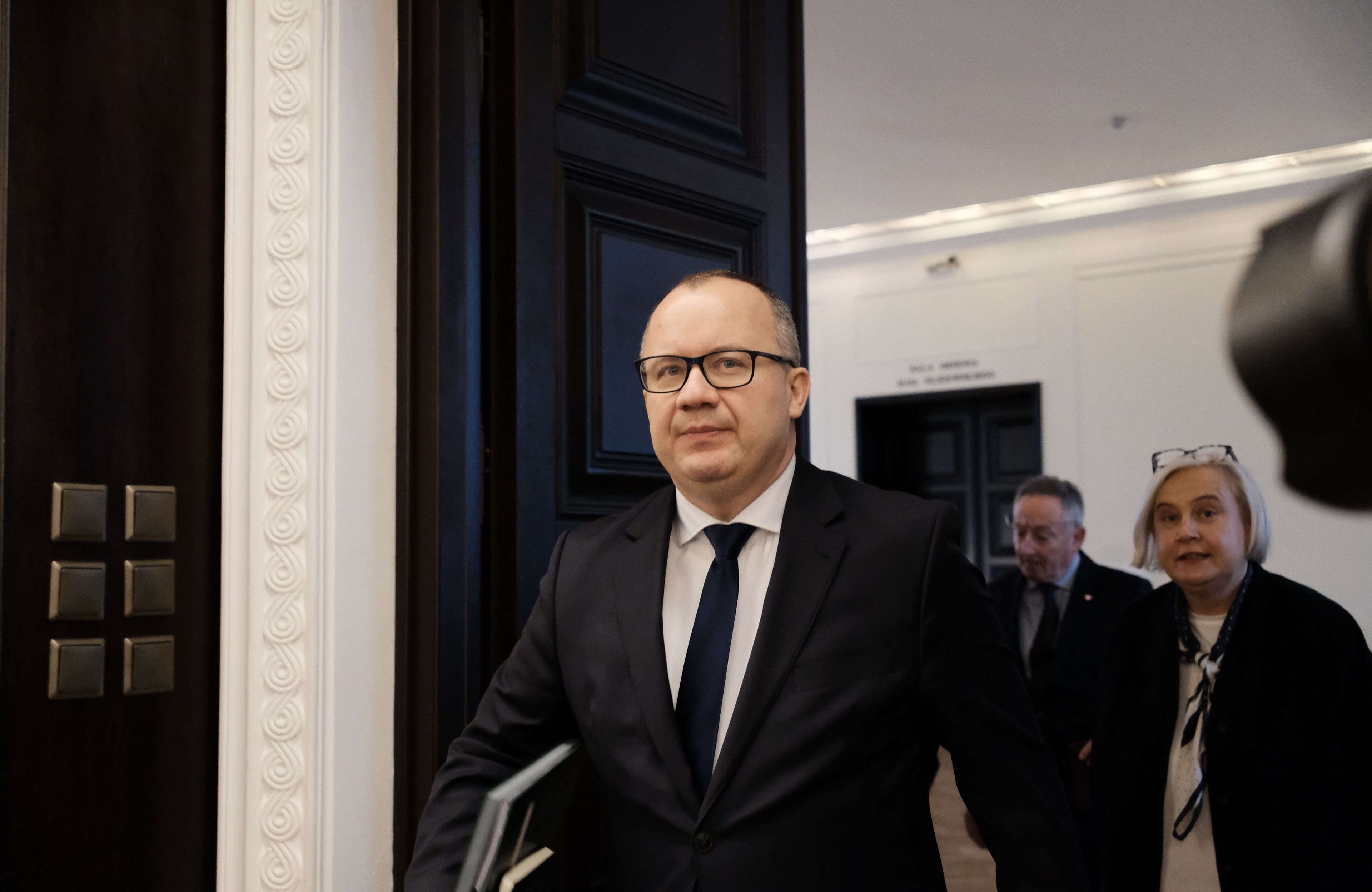 Mężczyzna z teczką idzie korytarzem