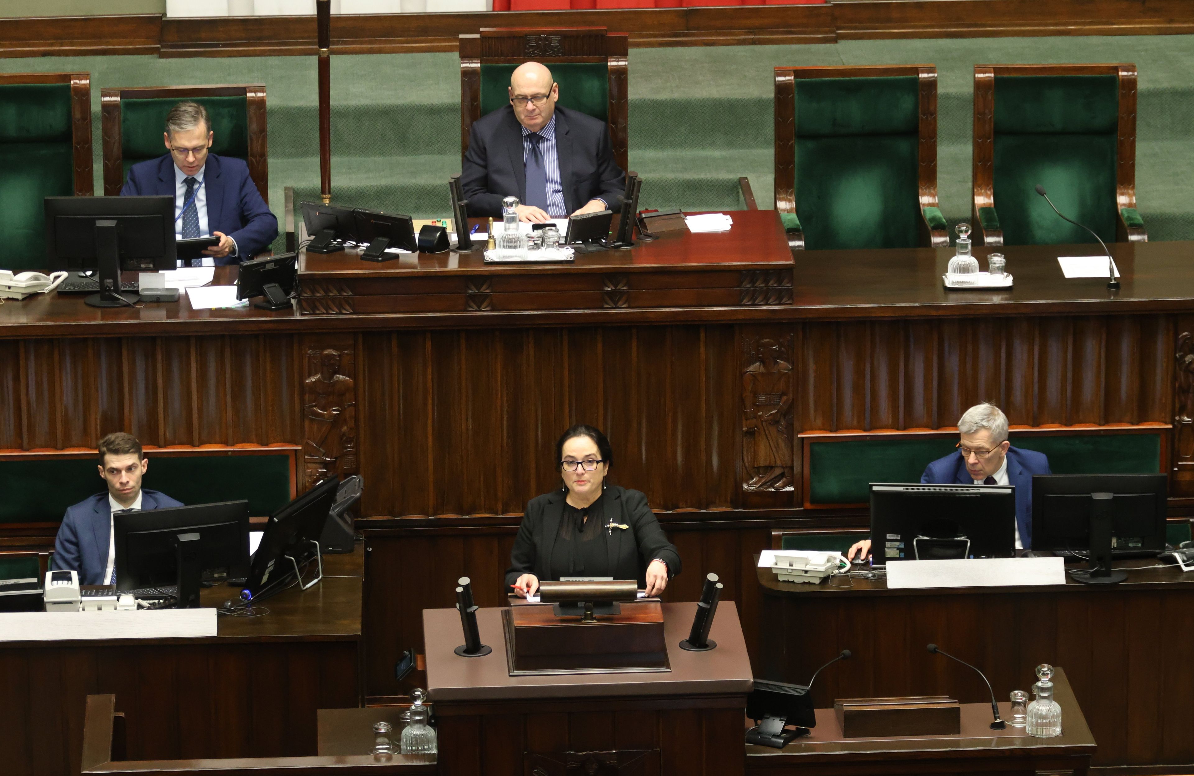 Kobieta stoi przy mównicy sejmowej