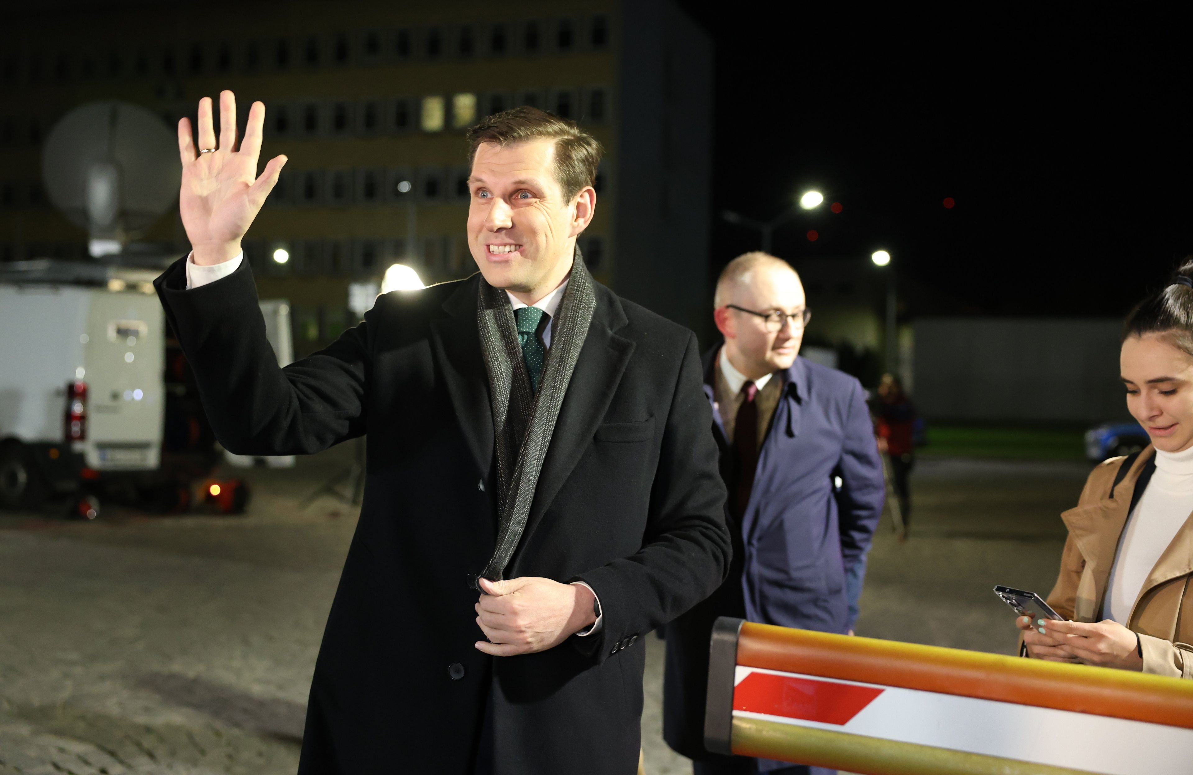 Tobiasz Bocheński z uniesioną prawą ręką