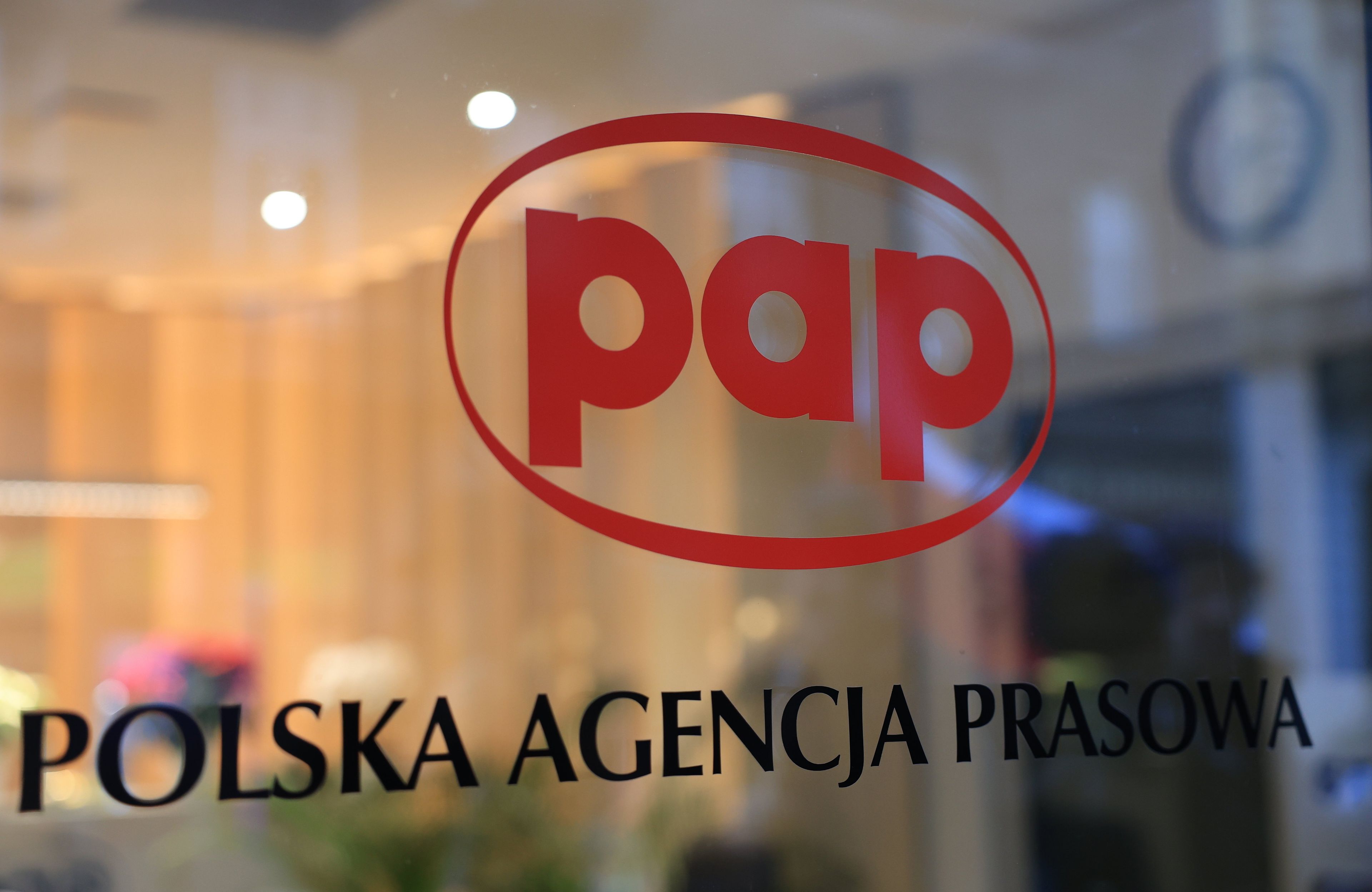 logo pap na szklanych drzwiach