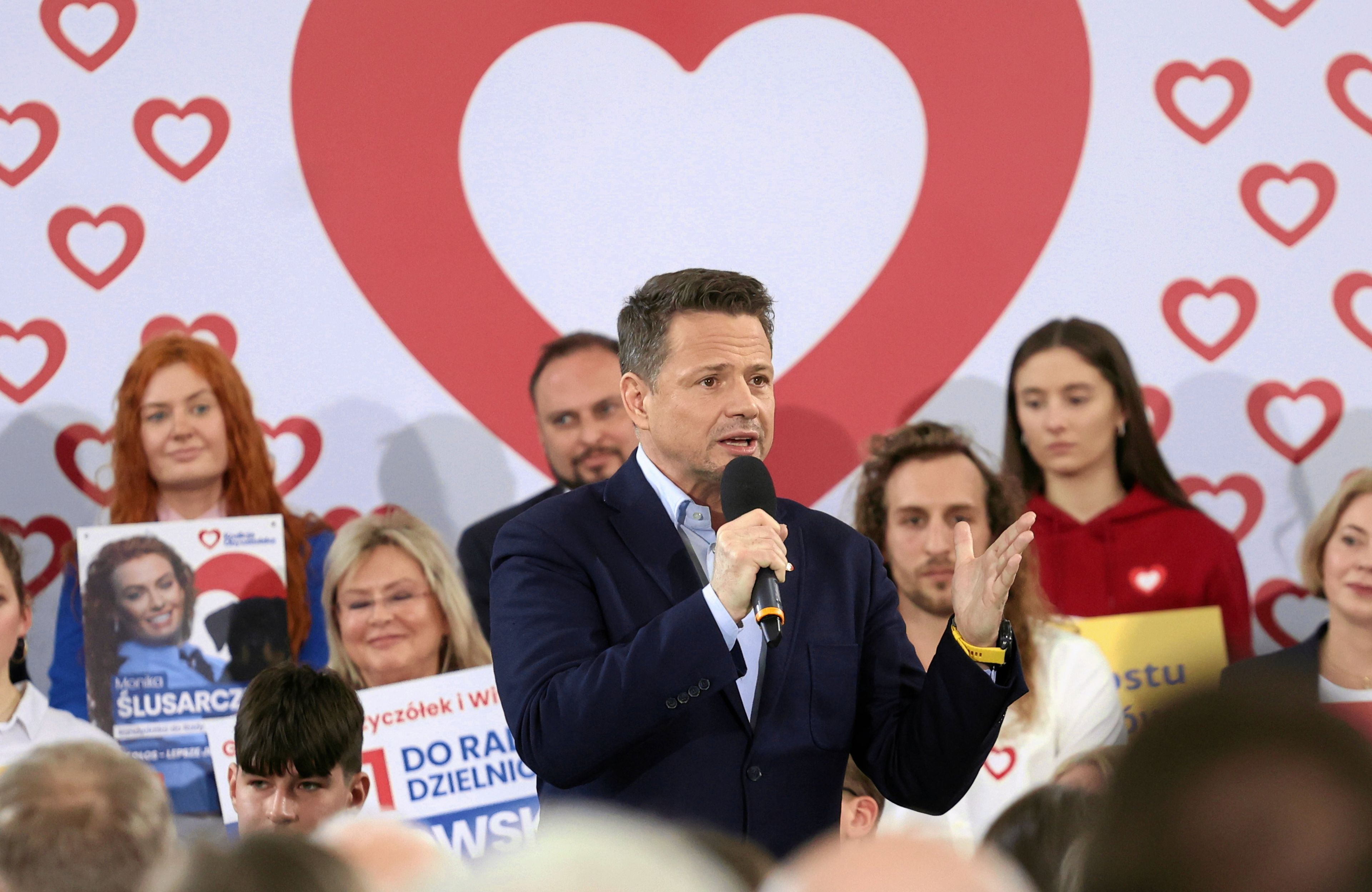 Rafał Trzaskowski na tle biało-czerwonego serca