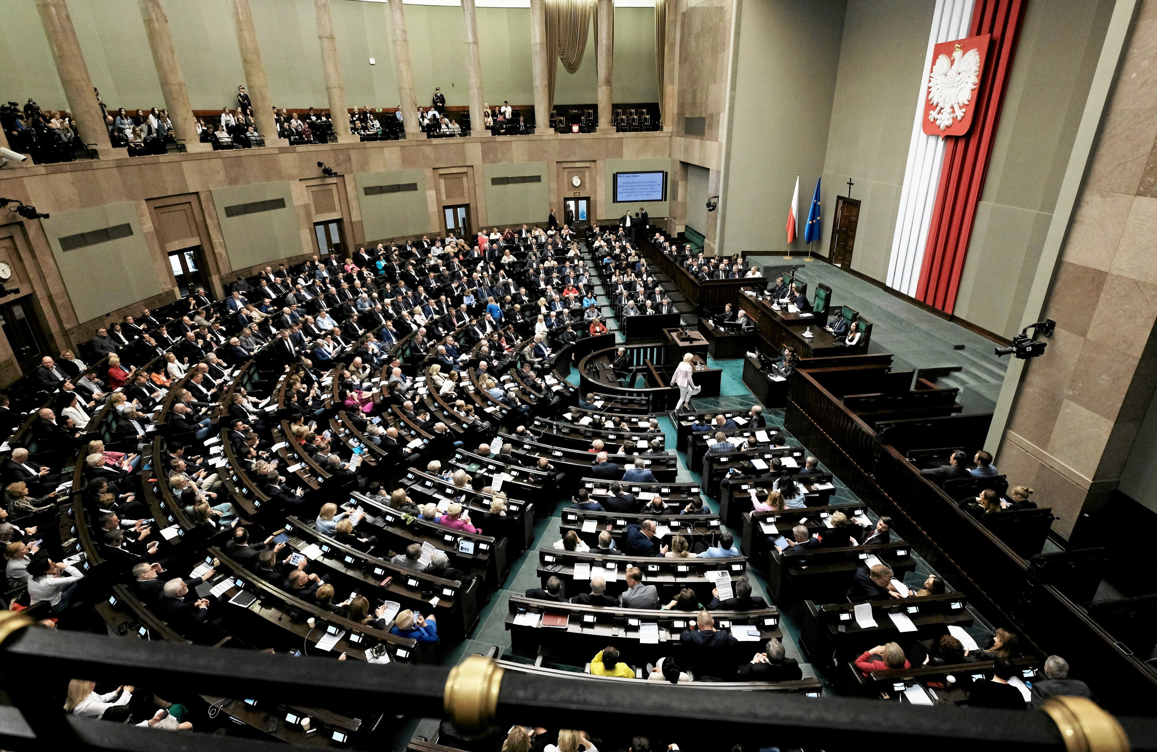 Posłowie na sali sejmowej
