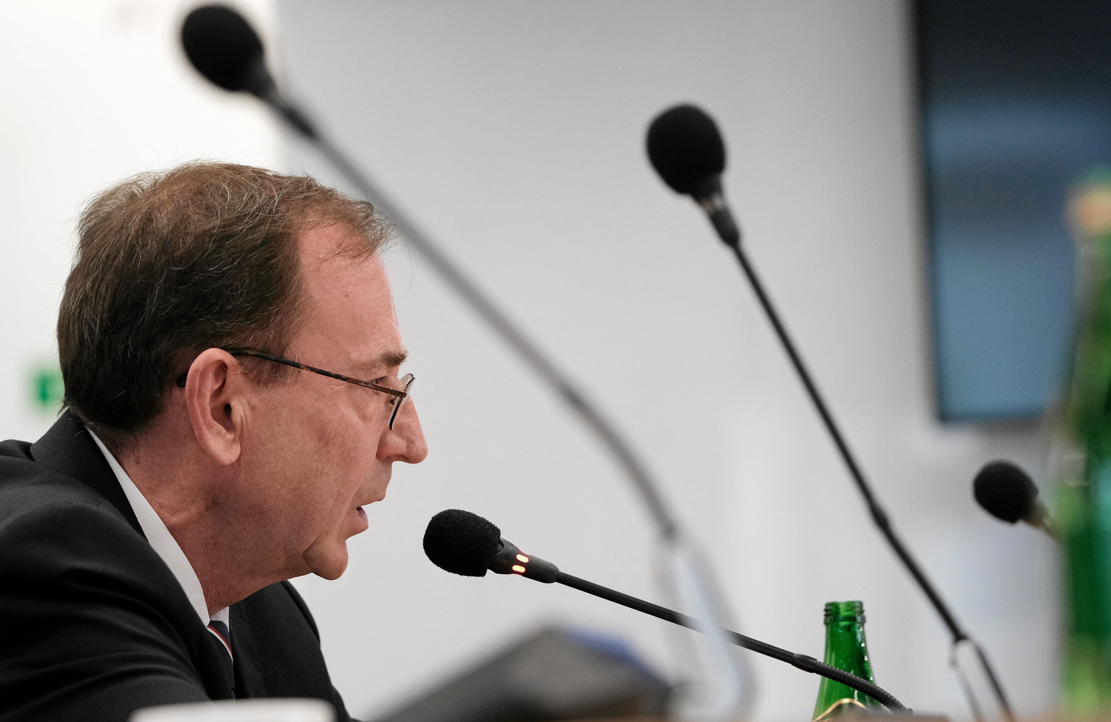 marisuz kamiński z profilku przy mikrofonie