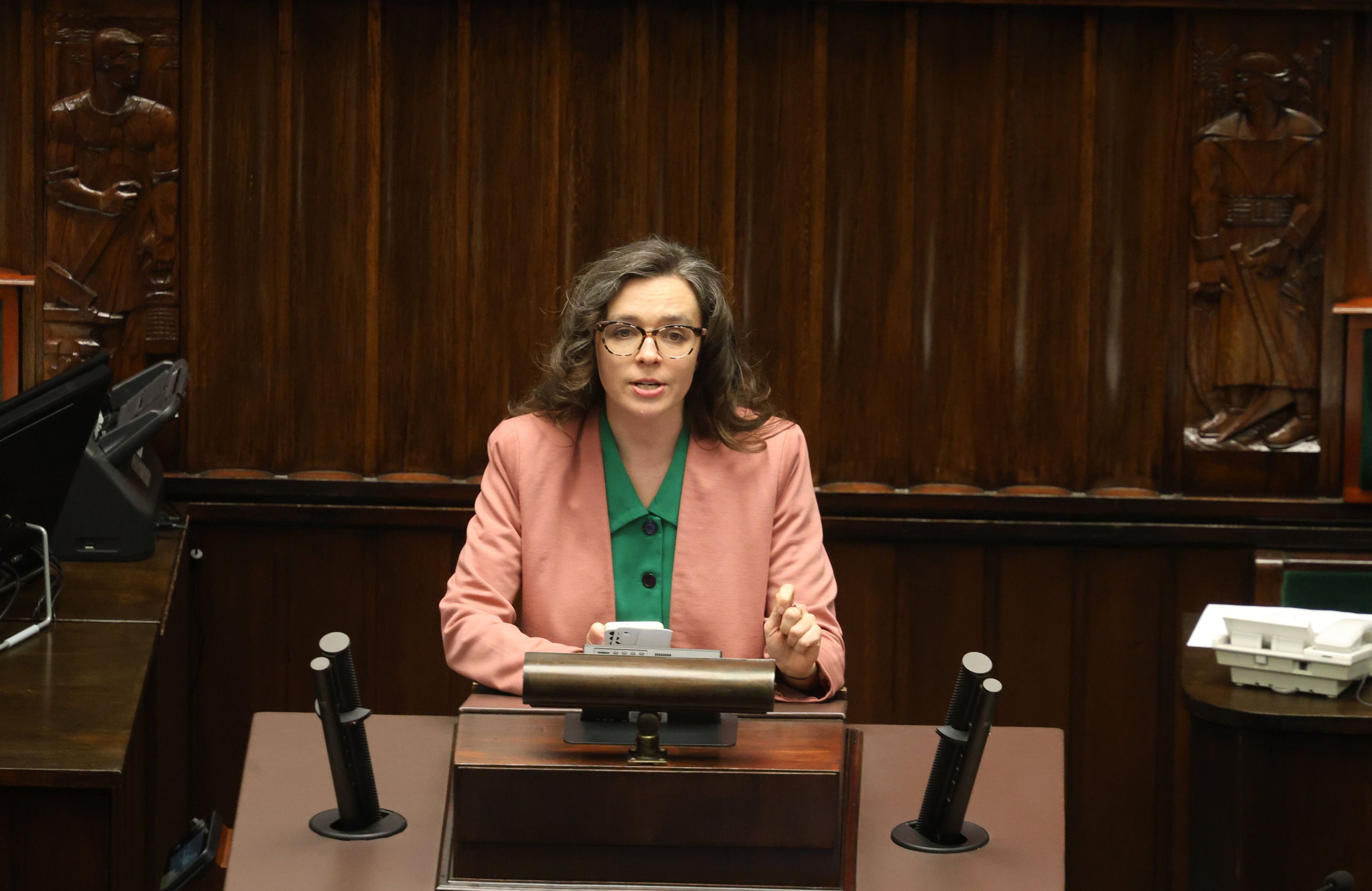 Posłanka Klaudia Jachira przemawia z mównicy sejmowej