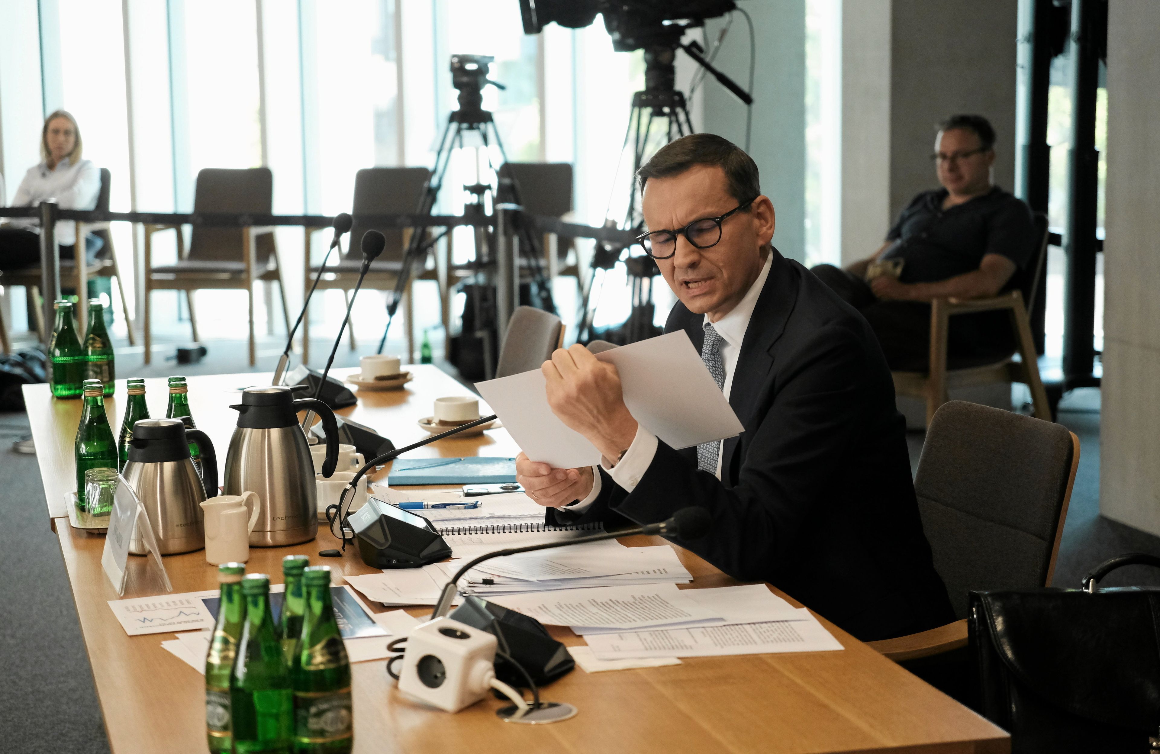 Morawiecki trzyma dokument zeznając przed komisją śledczą